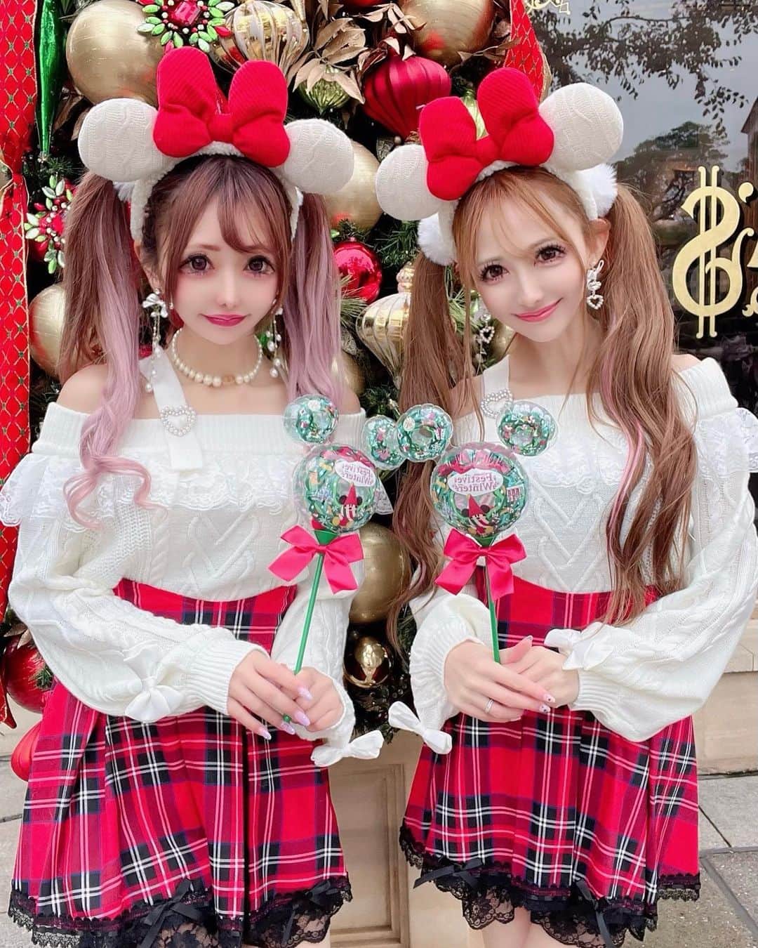 桜咲姫奈のインスタグラム：「♥️🎄クリスマスコーデ🎄♥️  赤白のクリスマスカチューシャと クリスマスの手持ちバルーンも お揃いしたの♥️♥️♥️  #ディズニー  #ディズニークリスマス  #ディズニーコーデ  #ディズニーシー  #ディズニーグッズ  #ディズニーカチューシャ  #プリメロコーデ」