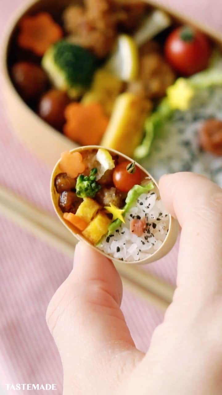 テイストメイドのインスタグラム：「【おやゆび姫に！】ミニチュア曲げわっぱ弁当🍱💛Tiny Obento Lunch Box  ミニチュアサイズのお弁当😳✨ ちびサイズだけど愛情はたっぷり❤️ みんなのお弁当に入ってたら嬉しいものは何？🫢コメントで教えてね📝  ■材料 鳥もも肉　5g 《A》 すりおろしにんにく　0.1g すりおろし生姜　0.1g 砂糖　0.5g 酒　0.7g 醤油　1g  豚ひき肉　10g 《B》 パン粉 0.2g 牛乳 0.5ml 卵 0.2g 塩 0.1g 玉ねぎ（みじん切り）0.2g  ブロッコリー にんじん マイクロトマト  ■作り方 1. 鳥もも肉を一口大に切り、ボウルに入れ、《A》と合わせる 2. 片栗粉を加えて混ぜ、揚げる 3. にんじんを輪切りにして、花形に抜く 4. ブロッコリーを一口大に切り、3と一緒に茹でる 5. 豚ひき肉を出して《B》と混ぜ合わせ、丸く成形する 6. 片栗粉をまぶして、鍋で茹でる 7. ウスターソース、ケチャップ、水をフライパンでとろみが着くまで加熱する 8. 6を入れ混ぜ合わせる 9. お弁当箱に具材を詰めて完成  #テイストメイド #料理 #cooking #recipe #クリスマス #クリスマスパーティー #おつまみ #簡単レシピ #おうちごはん #おうちカフェ #おうちスイーツ #おやつ  #手作りスイーツ #お弁当 #お弁当レシピ   #キャラ弁 #lunchbox #foodart #ミニチュア  #ガチャガチャ #ミートボール #わっぱ弁当 #お弁当おかず #ピクニック #TinyKitchen #miniature #miniaturefood #ちびめし #ミニチュアフード #obento」