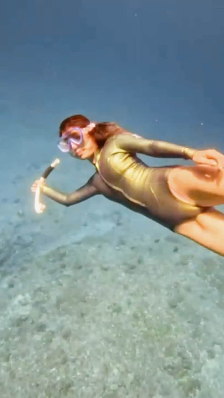 monmamichelleのインスタグラム：「オーロラロンスプ @yamamotowetsuits 📷 @tomoka_fukuda かわいすぎほしい😍 @gopro @goprojp #宮古島#ロンスプ#skindiving」