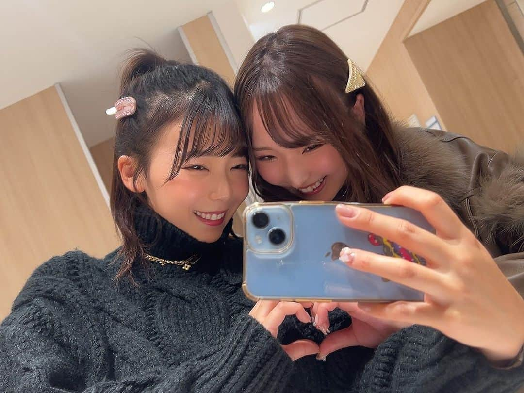 堀江りほさんのインスタグラム写真 - (堀江りほInstagram)「.  あずあずとお揃いのヘアピン買った♡ ふたりで−6000枚。🎀  お誕生日のお祝いもありがとう♡  ずっと欲しかったヘアピン嬉しい🍒♥️  #PRADA」11月30日 16時10分 - riho_horie