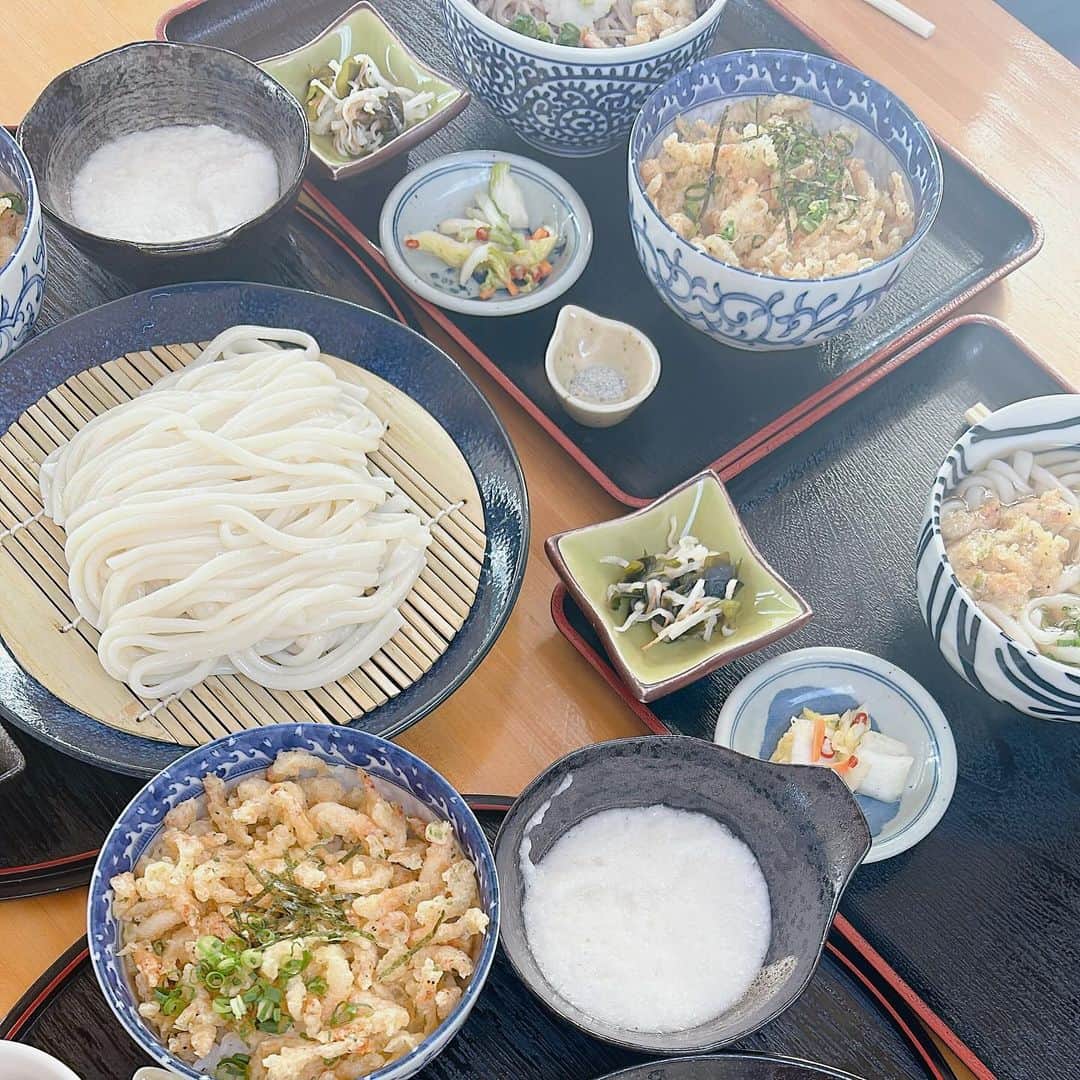SPARAさんのインスタグラム写真 - (SPARAInstagram)「奥山の天小屋さんへ 前回タイミング合わず定休日だったので、やっと行けて嬉しい🍁 ランチがお得で沢山食べちゃいました♡ 美味しかった😋遠いけとまだ行きたい場所♪ 夏はかき氷も食べに行きたい♡  @maigallery_official  @eriko_music  @hideakimorizono  9月と11月の全員の誕生日プレゼントって事で森じぃがご馳走してくれた♡いつも有難う♪  天小屋 浜松市北区引佐町的場275-2 @amagoyaokami」11月30日 16時11分 - spara_aco
