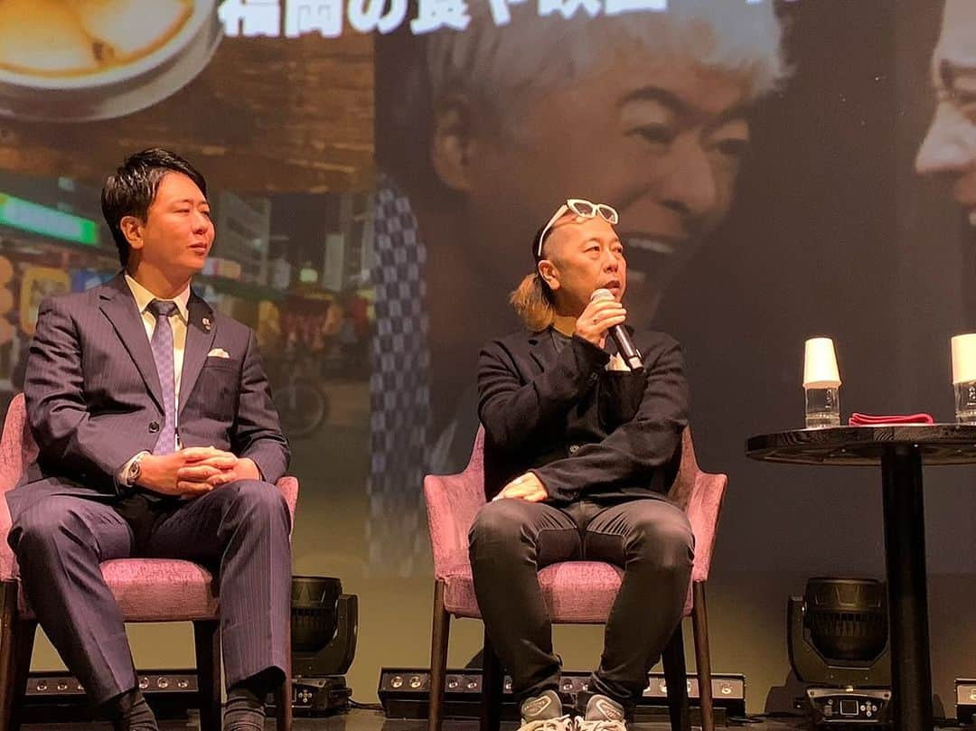 深町健二郎さんのインスタグラム写真 - (深町健二郎Instagram)「映画「すうぷ」の予告編披露&トークショーに進行役として参加させて頂きました。  陣さんをはじめ、錚々たるゲストをお迎えして予想通り時間がまったく足りませんでした😅  30周年を迎えた秀ちゃんラーメンをきっかけに、福岡独特の屋台や音楽など、映画を含むカルチャー全般まで話は広がり、改めて福岡の可能性を感じるトークとなりました。  陣さんの放送では決して使えないエピソードなど、サービス精神も相変わらずで、ご来場の皆様も喜んでくれたことと思います🤩  音楽に限らず、映画や舞台も福岡エンタメ発信は、これから益々盛んになると確信しました。  映画は来年2月に公開！ 失敗から生まれたと言われるとんこつラーメン始まりの物語。観らなこて！  #映画すうぷ #陣内孝則 #高島宗一郎 #河原秀登 #松隈ケンタ」11月30日 16時13分 - kenjirofukamachi