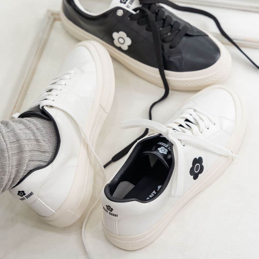 MARY QUANT officialのインスタグラム：「- オンラインショップ先行発売中 シンプルなデザインのスニーカー - バイカラーが目を引くスニーカー シンプルでさまざまなコーディネートに 取り入れやすいデザインです #アイコンデイジーバイカラースニーカー - ※1月中旬以降 一部店舗でも取り扱い予定 - 本日まで！ オンラインショップにて送料無料キャンペーン実施中 ※全てのお買い物が対象 - #MARYQUANT #2023WINTER #NEWITEMS #FASHION - #マリークヮント #スニーカー #バイカラー #カジュアル」