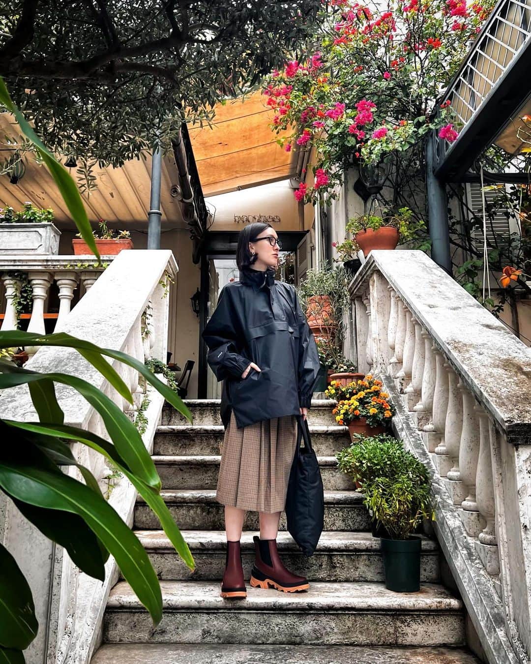 前田紀至子さんのインスタグラム写真 - (前田紀至子Instagram)「マウパにプリーツスカート、と言った塩梅で、アウトドアなイメージのアイテムを街中のスタイルに取り入れるのが近年自分にとっての定番スタイル。  アウトドア用というイメージがあるかもしれない @sorel_jp もここ数年で取り入れるようになったブランドの一つ。 全天候に対応出来そうなほどのタフさのみならず、スマートさと何処かチャーミングな雰囲気を兼ね備えているところが好きです。  #PR#sorel#ソレル#sorelstylejp#yes #NL4302」11月30日 16時25分 - ki45m