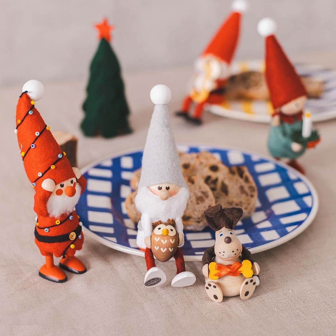 ナチュランさんのインスタグラム写真 - (ナチュランInstagram)「いよいよホリデーシーズンの12月。  可愛らしいクリスマスグッズで お部屋を素敵に飾り付けしてみませんか？  デンマークの妖精をモチーフにした木製人形や、 ぬくもりあふれるハンドメイドのフェルトオーナメントなど、 クリスマスムードを演出するインテリアをご紹介します。  見ているだけでほっこり心も温まる、 素敵なインテリア。 大切な人へ、ご自身へ。 とっておきの贈り物にもおすすめです。  今ならクリスマスギフトフェアも開催中♪  -----------------------------  ▶️商品詳細やお買い物は写真のタグをタップ またはプロフィール（@natulan_official）から 「ナチュラン」のサイトにアクセスして 注文番号や商品名を検索してみてくださいね。  #natulan #インテリア #雑貨 #クリスマス #ノルディカ #オーナメント #おしゃれ雑貨 #お部屋づくり #ナチュラルな暮らし #natulan_official.」11月30日 16時16分 - natulan_official