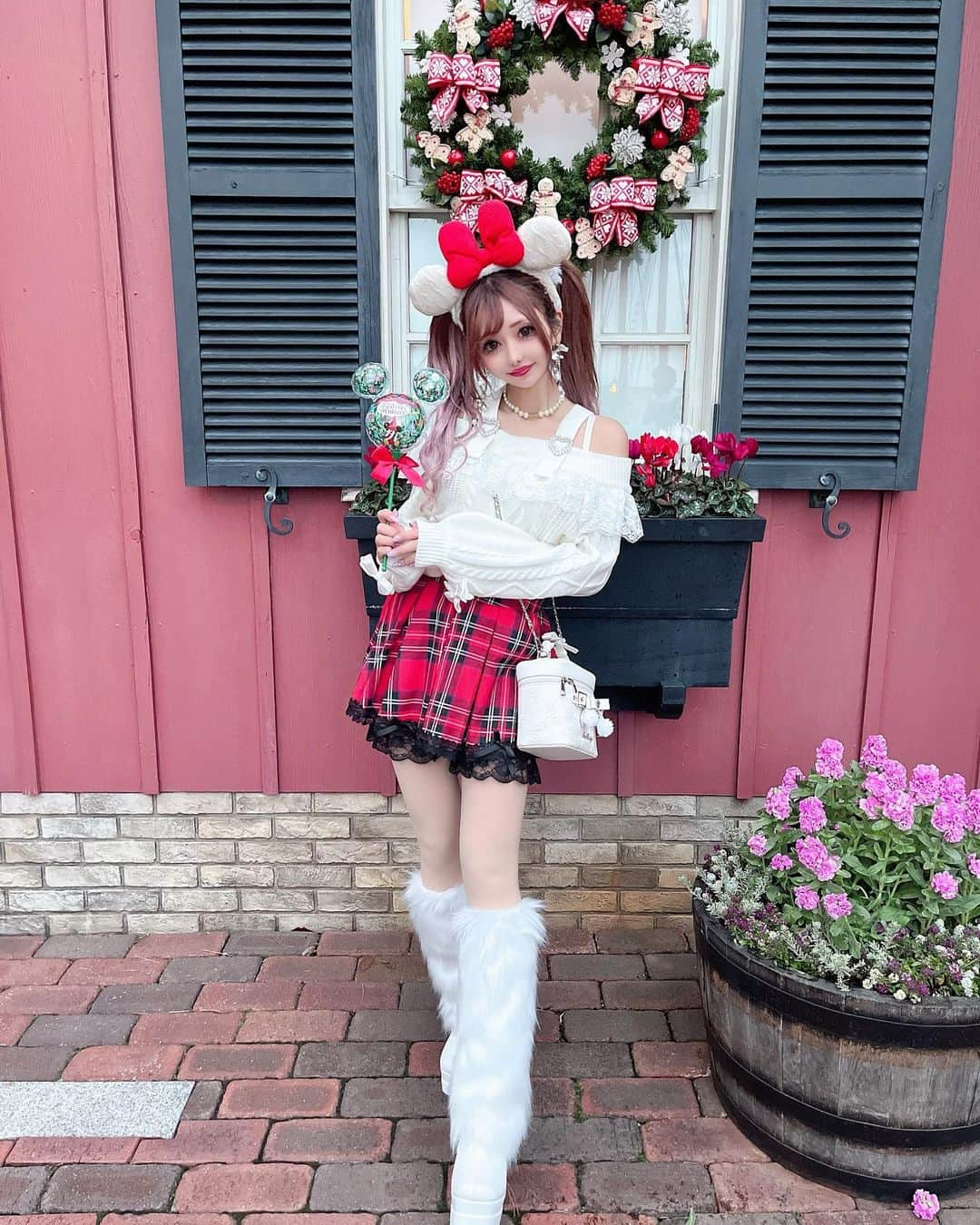 桜咲姫奈のインスタグラム：「♥️🎄♥️🎄♥️  #ディズニー  #ディズニークリスマス  #ディズニーコーデ  #ディズニーシー  #ディズニーグッズ  #ディズニーカチューシャ  #プリメロコーデ」