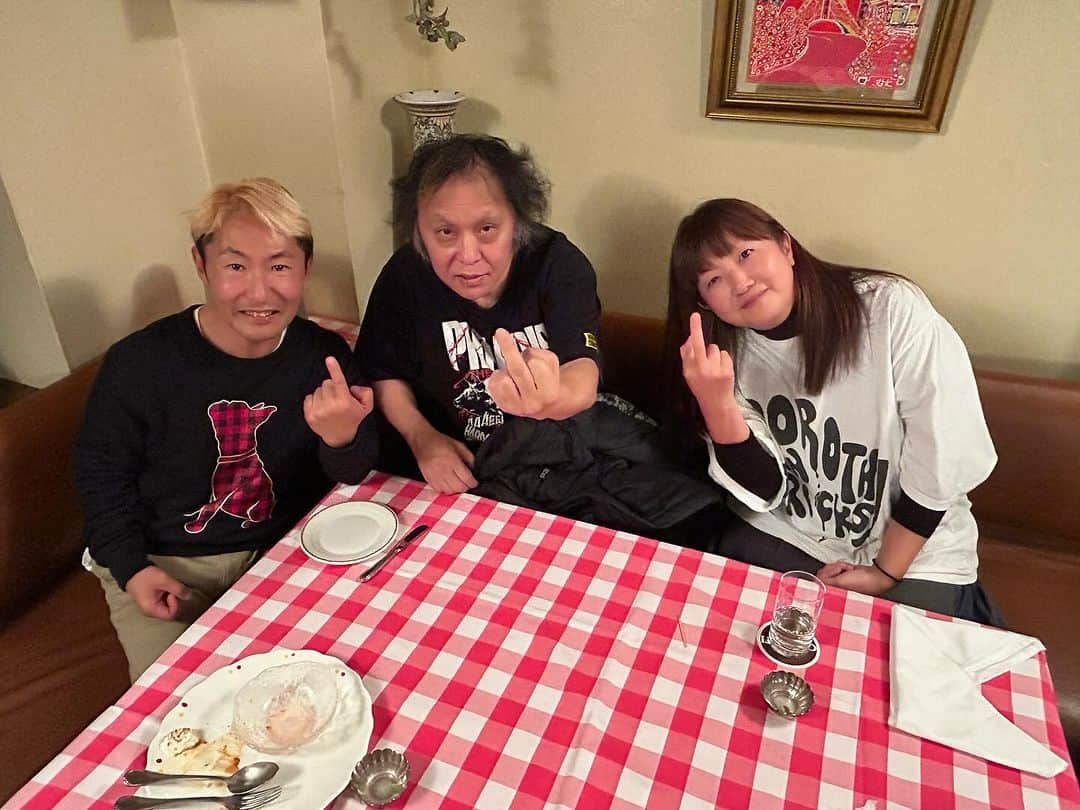 なべやかんのインスタグラム：「久々にダイナマイト・トミーさん、世界の掛地さんと会食。 トミーさんのぶっ飛んだ話、掛地さんが感情むき出しにした時の話など食事を楽しむ暇が無いくらいお互い喋りまくり。 ガチバンのTHOGOさんの話題も出たよ。 皆さんとまた何か一緒にお仕事したいな〜。 お二人と別れた後、Dieさんに「こんな人達と食事しました」と写真を送ると「ツッコミどころ満載」と返信が！ めちゃくちゃ美味しくて楽しい会食でした。  #ダイナマイトトミーさん #dynamitetommy #direngrey #ディル #フリーウィル #世界の掛地 #die #イタリアン #ブイアベース #ガチバン #ガチンコバンドクラブ @thogo777」