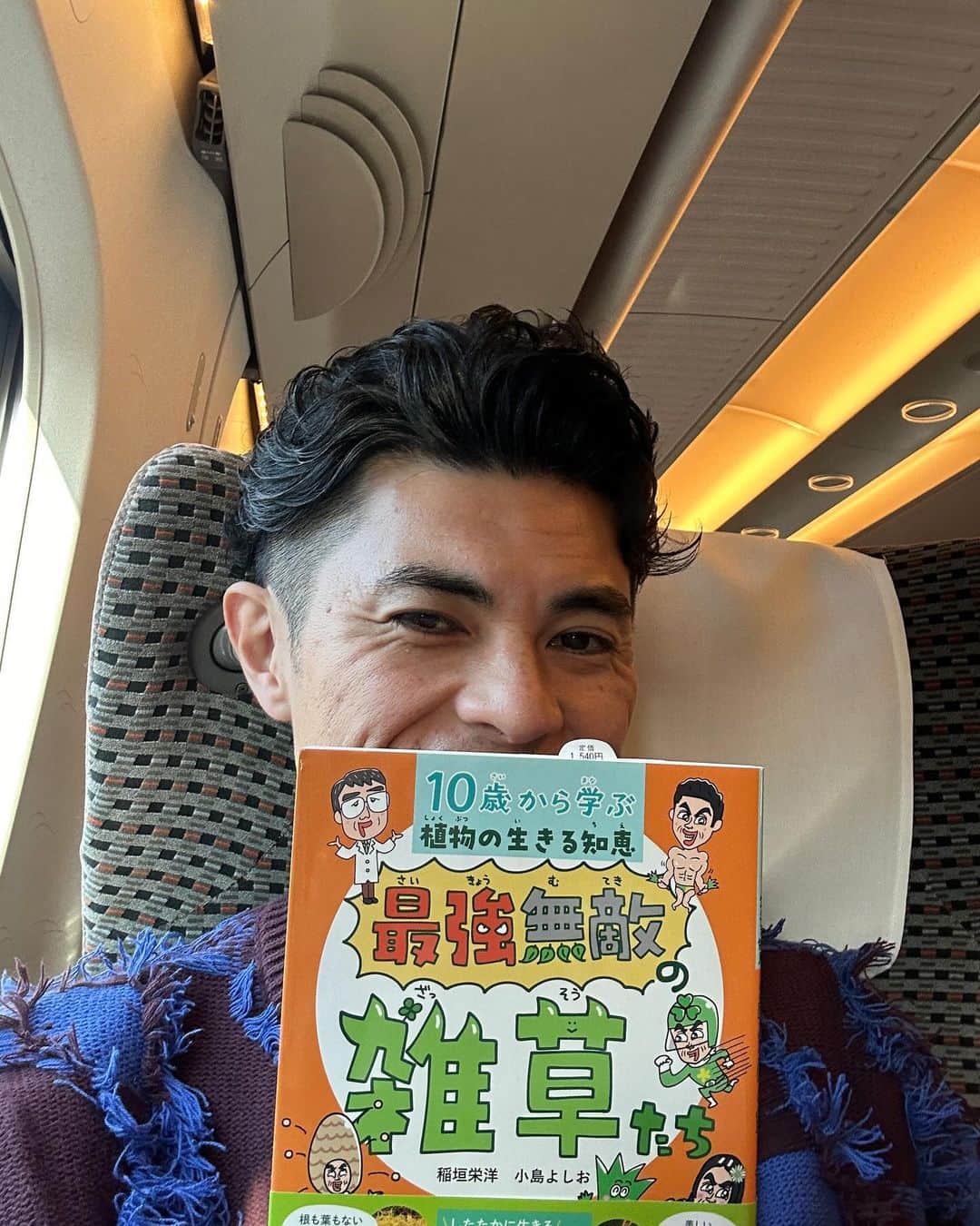 小島よしおのインスタグラム：「4ヒメツルソバ  <増える増える増える>  宿根草といって冬に枯れても実は地中では根が生き残ってて再び芽を出します。　 そして茎は切って土に挿すだけで増える復活力。  <植えてはいけない！？>  園芸用ではポリゴナムという名前。 ネットで調べてみるとあろうことか「植えてはいけない」という関連ワードが出てくる(笑)  それくらい人間の意と反して増えてく。 しかし「植えてはいけない」とは。。　  <ランニング中の目の保養>  まとまって咲いているので遠くからでも存在感がある。ピンクで可愛らしい見た目なので私は癒されています。  #最強無敵の雑草たち」