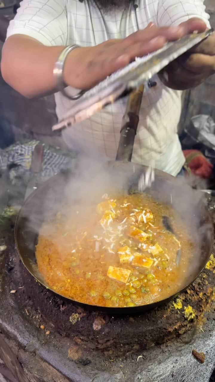 Karan Duaのインスタグラム：「Desi Dhabe Ka Desi Matar Paneer At New Anand Dhaba, Muradabad  #dilsefoodie #food #matarpaneer」