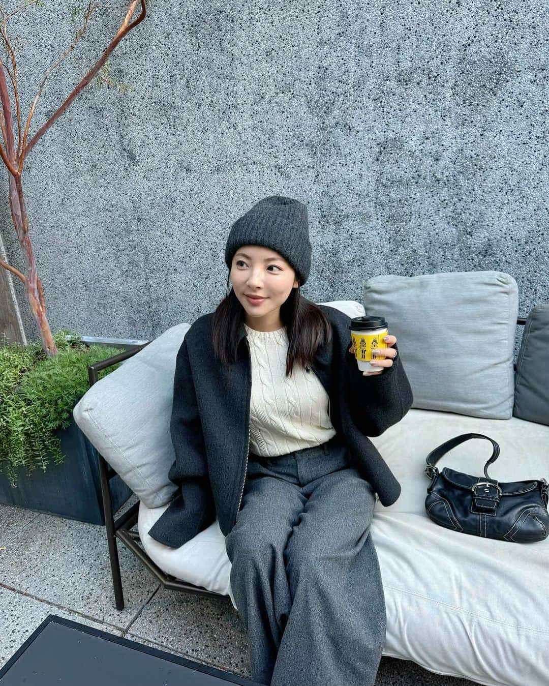 井上奈保のインスタグラム：「いろいろなグレー色🩶」