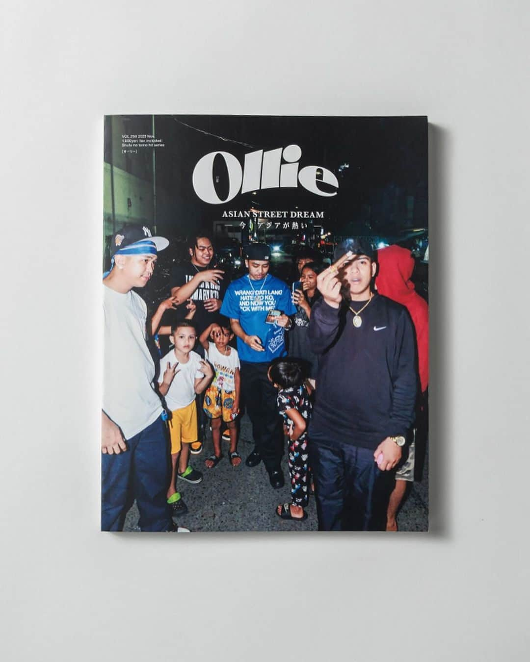 アップルバムさんのインスタグラム写真 - (アップルバムInstagram)「Ollie Vol.258  @olliemagazine  「ASIAN STREET DREAM」 THA JOINTZタイアップ記事のアザーカットを公開。 本誌では掲載されていない、THA JOINTZの更なる魅力をご覧下さい。  Model_THA JOINTZ @thajointz  Photograph_Taku Tutsui Stylist_Bumpei Matsumoto Text&Edit_MahinaTakizawa  タイアップ記事詳細は、APPLEBUM HPのFEATURE ページにてご覧下さい。  本誌は全国の書店にて販売中です。 是非お近くの書店にてお買い求めください。  #applebum #ollie #thajointz」11月30日 16時27分 - applebum_tokyo