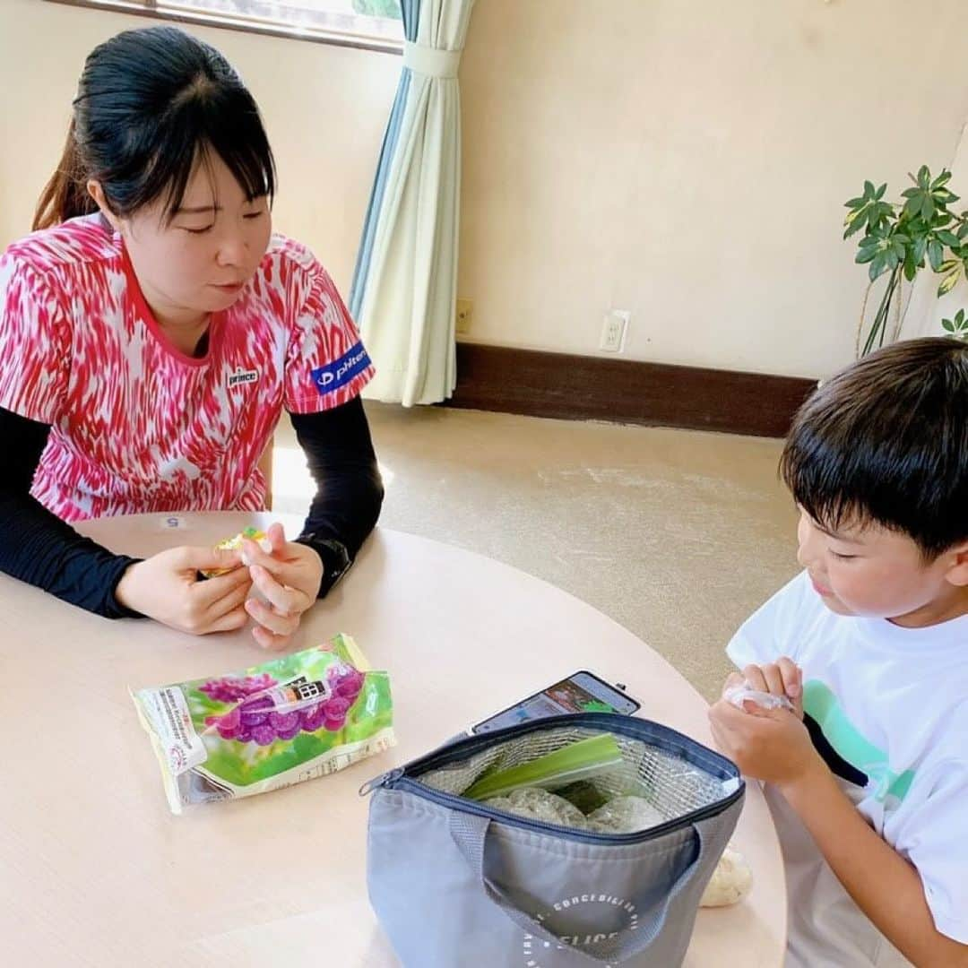 秋山みなみのインスタグラム：「ジュニアイベントの休憩時間🍙  オンコートでは一緒にテニスをして、オフコートでは今小学生の中で流行ってる動画や遊びを教えてもらいました😂 これで小学生の流行にもついていかれるかな！？笑      #princetennis #winningshot #温泉水99 #PR #テニスポット」