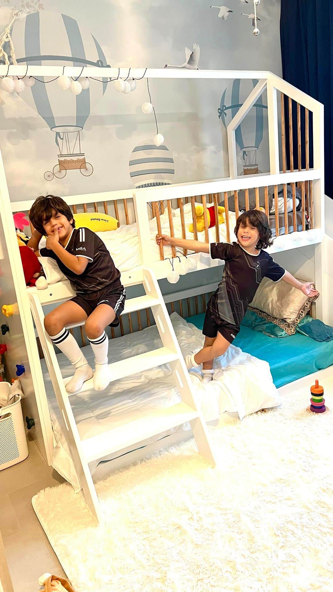 ショーン・ガルニエのインスタグラム：「It was my dream bed as a kid 👍🏻😇⚽️🤣! Thanks @palletize_uae amazing work 🔥🔥 #kids #bed #dubai #uae」