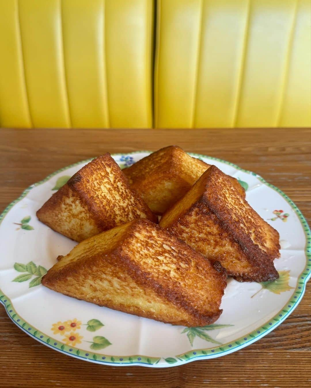 Manaのインスタグラム：「🍞💛🐣 喫茶店でいただく絶品フレンチトースト✨ ⁡ ⁡ 名古屋ならではのレトロな喫茶店☕️ サンドイッチも美味しかったです ⁡ ⁡ ⁡ #いつかの #フレンチトースト #frenchtoast #nagoyacafe  #喫茶店 #レトロ喫茶 #大須カフェ #名古屋カフェ ⁡ ⁡」