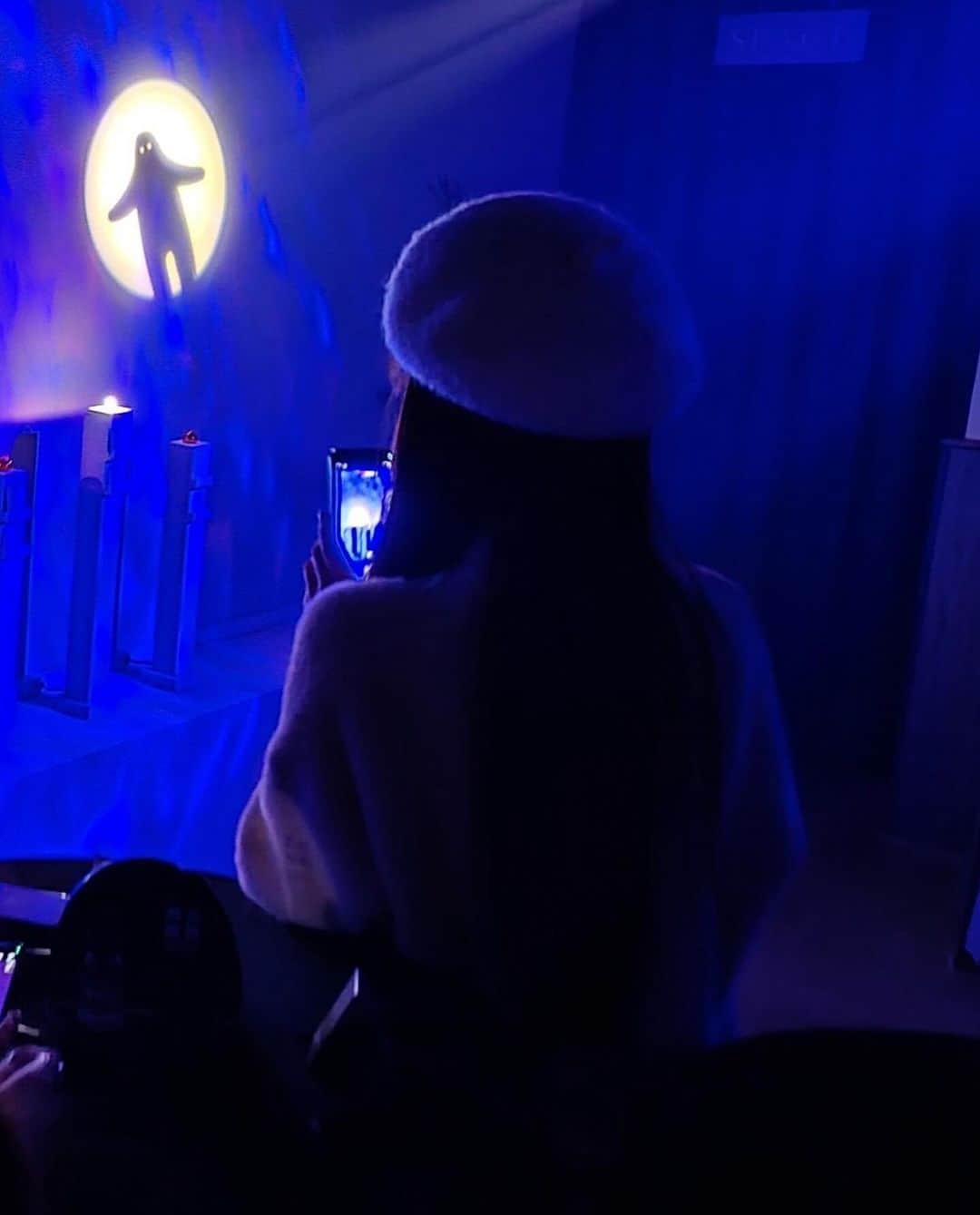 蘇心甯さんのインスタグラム写真 - (蘇心甯Instagram)「這次酷弟帶我們來開箱台北最神秘餐廳「無光晚餐」你能想像整個90分鐘的用餐時間，在伸手不見五指的環境享用嗎？！全程用餐都用摸的，因為看不見，味覺、嗅覺和聽覺的享受更放大了😍  這次體驗的是《七號菜單：SPACE星際旅行》這套菜單總共會品嚐五顆星球料理，有甜蜜星球、沸騰星球啊、派對星球、空無星球等等..印象最深刻的是空無星球的吃土體驗，剛好非常貼切我11月底吃土的心情哈哈😂  我和倪暄一起用餐時，因為只能碰觸彼此，緊抓著對方的小手手～在互相陪伴下情感更升溫～也謝謝領航員的陪伴，當我們放下手機在摸黑的環境，當我們踏上這星際旅行，幻想！就成為最真實的存在，且富有色彩的浪漫🥰  #我喜歡你們的用心 #lala食記 #lala愛旅行  #台北美食 #台北餐廳 #空無星球 #約會 #慶生 #慶生餐廳 #生日餐廳 #預約制 #無光晚餐 #七號菜單SPACE星際旅行 @surpriselabtw @dininginthedark_tw   🤍穿搭 @caco_tw @cc.daily_tw  🤍鞋 @amaitw   無光晚餐預約訂位連結 https://utm.to/5e3q3x 專屬百元折扣碼：「laladitd」」11月30日 16時42分 - lalababy625