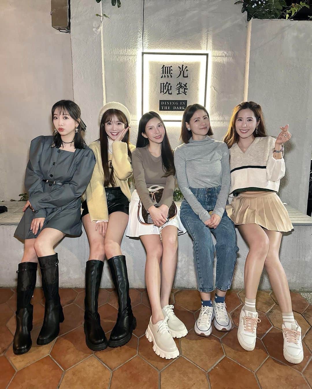 蘇心甯さんのインスタグラム写真 - (蘇心甯Instagram)「這次酷弟帶我們來開箱台北最神秘餐廳「無光晚餐」你能想像整個90分鐘的用餐時間，在伸手不見五指的環境享用嗎？！全程用餐都用摸的，因為看不見，味覺、嗅覺和聽覺的享受更放大了😍  這次體驗的是《七號菜單：SPACE星際旅行》這套菜單總共會品嚐五顆星球料理，有甜蜜星球、沸騰星球啊、派對星球、空無星球等等..印象最深刻的是空無星球的吃土體驗，剛好非常貼切我11月底吃土的心情哈哈😂  我和倪暄一起用餐時，因為只能碰觸彼此，緊抓著對方的小手手～在互相陪伴下情感更升溫～也謝謝領航員的陪伴，當我們放下手機在摸黑的環境，當我們踏上這星際旅行，幻想！就成為最真實的存在，且富有色彩的浪漫🥰  #我喜歡你們的用心 #lala食記 #lala愛旅行  #台北美食 #台北餐廳 #空無星球 #約會 #慶生 #慶生餐廳 #生日餐廳 #預約制 #無光晚餐 #七號菜單SPACE星際旅行 @surpriselabtw @dininginthedark_tw   🤍穿搭 @caco_tw @cc.daily_tw  🤍鞋 @amaitw   無光晚餐預約訂位連結 https://utm.to/5e3q3x 專屬百元折扣碼：「laladitd」」11月30日 16時42分 - lalababy625