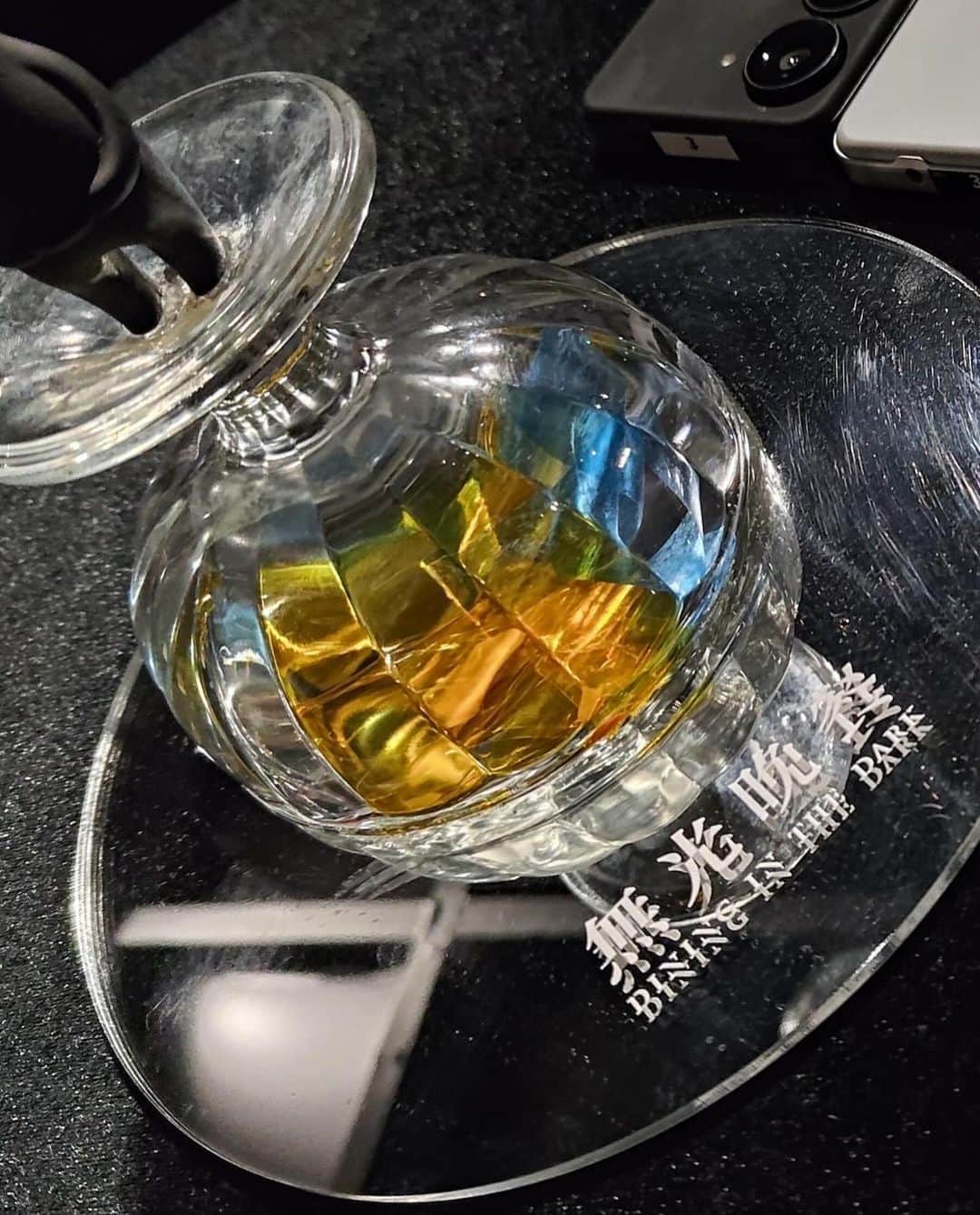 蘇心甯さんのインスタグラム写真 - (蘇心甯Instagram)「這次酷弟帶我們來開箱台北最神秘餐廳「無光晚餐」你能想像整個90分鐘的用餐時間，在伸手不見五指的環境享用嗎？！全程用餐都用摸的，因為看不見，味覺、嗅覺和聽覺的享受更放大了😍  這次體驗的是《七號菜單：SPACE星際旅行》這套菜單總共會品嚐五顆星球料理，有甜蜜星球、沸騰星球啊、派對星球、空無星球等等..印象最深刻的是空無星球的吃土體驗，剛好非常貼切我11月底吃土的心情哈哈😂  我和倪暄一起用餐時，因為只能碰觸彼此，緊抓著對方的小手手～在互相陪伴下情感更升溫～也謝謝領航員的陪伴，當我們放下手機在摸黑的環境，當我們踏上這星際旅行，幻想！就成為最真實的存在，且富有色彩的浪漫🥰  #我喜歡你們的用心 #lala食記 #lala愛旅行  #台北美食 #台北餐廳 #空無星球 #約會 #慶生 #慶生餐廳 #生日餐廳 #預約制 #無光晚餐 #七號菜單SPACE星際旅行 @surpriselabtw @dininginthedark_tw   🤍穿搭 @caco_tw @cc.daily_tw  🤍鞋 @amaitw   無光晚餐預約訂位連結 https://utm.to/5e3q3x 專屬百元折扣碼：「laladitd」」11月30日 16時42分 - lalababy625