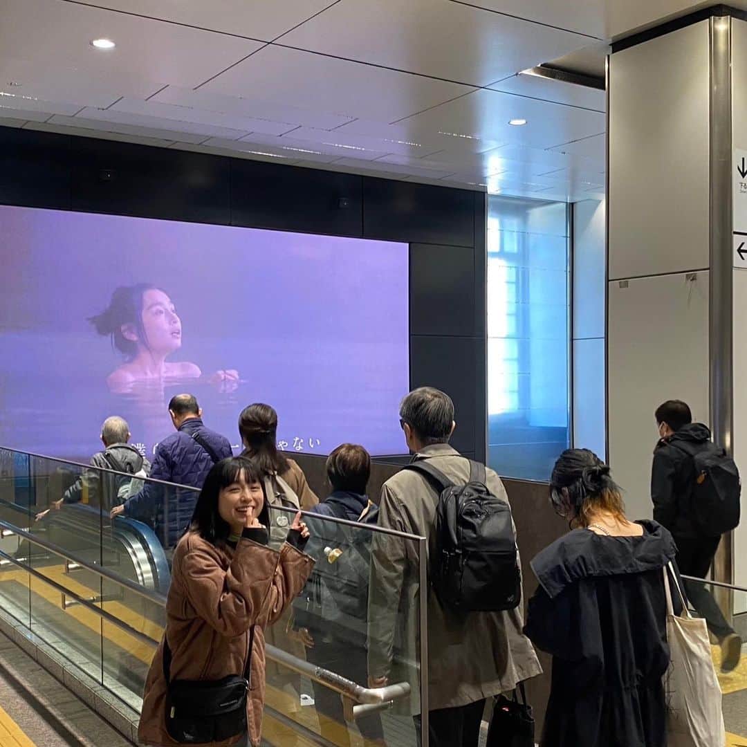 トミタ栞さんのインスタグラム写真 - (トミタ栞Instagram)「東京駅構内の 丸の内大型LEDビジョンでも 出演中のJR東日本CM「自分の世界に、まだない場所へ。」が‼️✨  お昼の12時に行ったら 約3分おきに流れてました！  今度の日曜日までのようです。 駅構内だから、明後日の トミタびと集会の道中で立ち寄ってみては？😉」11月30日 16時41分 - tomita_shiori