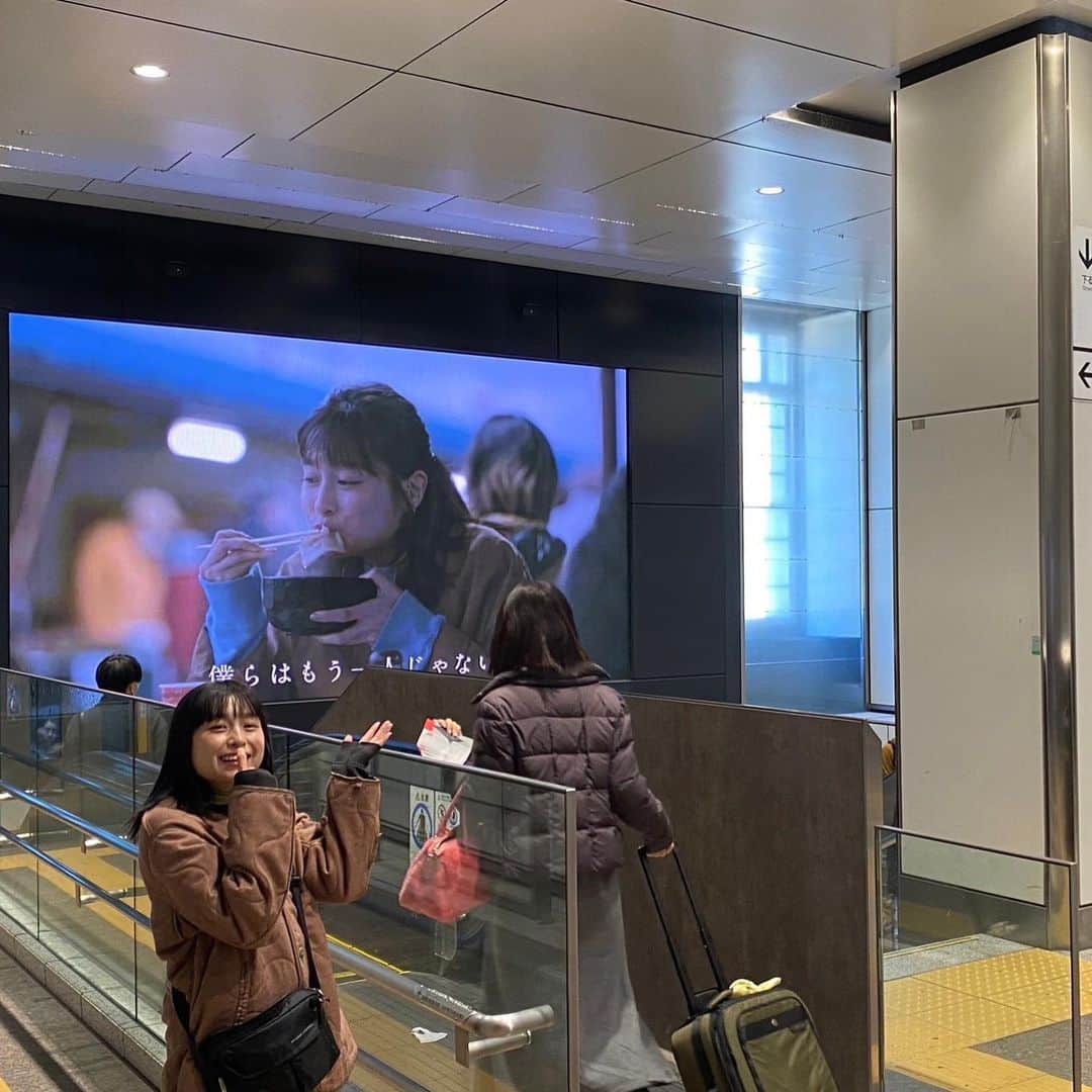 トミタ栞さんのインスタグラム写真 - (トミタ栞Instagram)「東京駅構内の 丸の内大型LEDビジョンでも 出演中のJR東日本CM「自分の世界に、まだない場所へ。」が‼️✨  お昼の12時に行ったら 約3分おきに流れてました！  今度の日曜日までのようです。 駅構内だから、明後日の トミタびと集会の道中で立ち寄ってみては？😉」11月30日 16時41分 - tomita_shiori