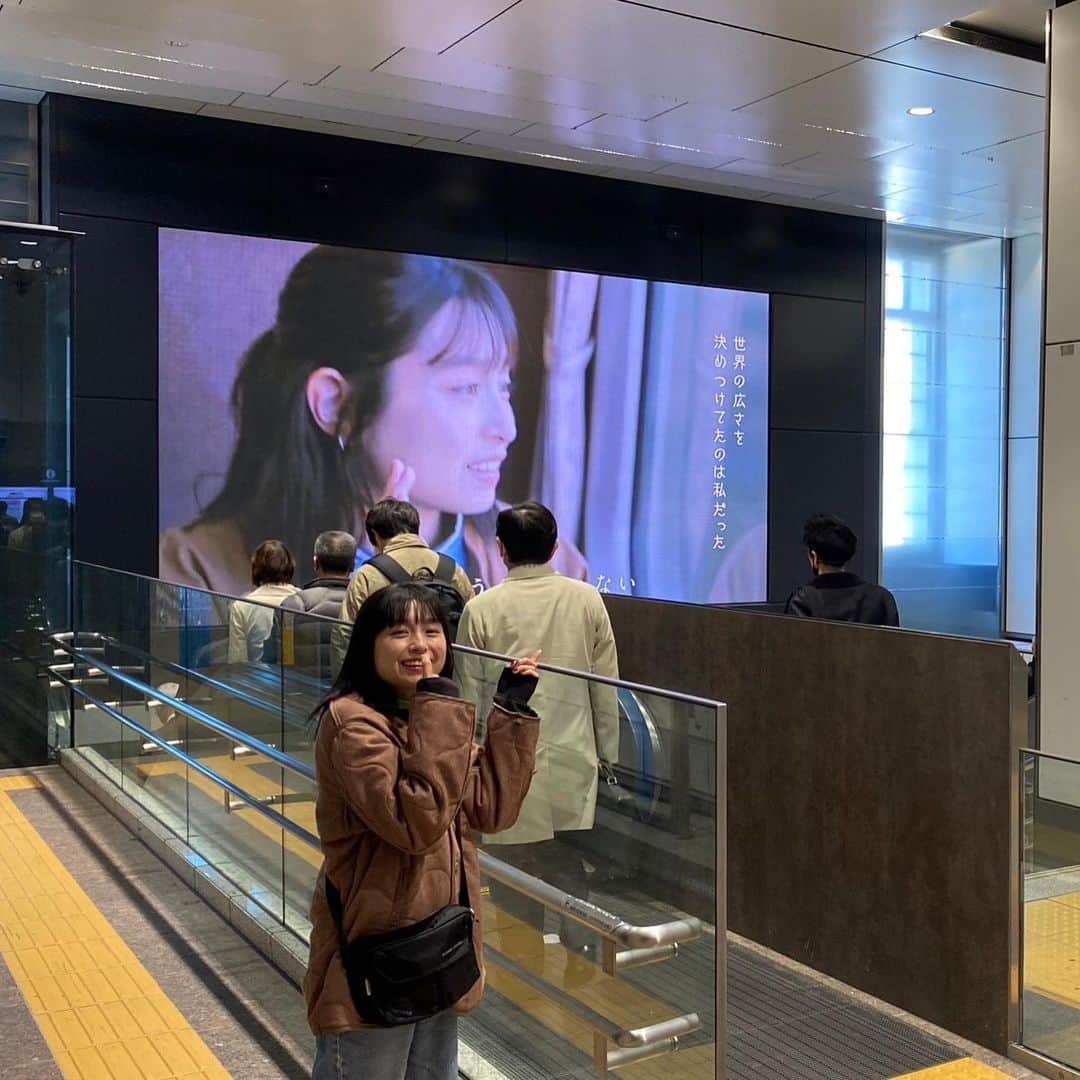 トミタ栞のインスタグラム：「東京駅構内の 丸の内大型LEDビジョンでも 出演中のJR東日本CM「自分の世界に、まだない場所へ。」が‼️✨  お昼の12時に行ったら 約3分おきに流れてました！  今度の日曜日までのようです。 駅構内だから、明後日の トミタびと集会の道中で立ち寄ってみては？😉」