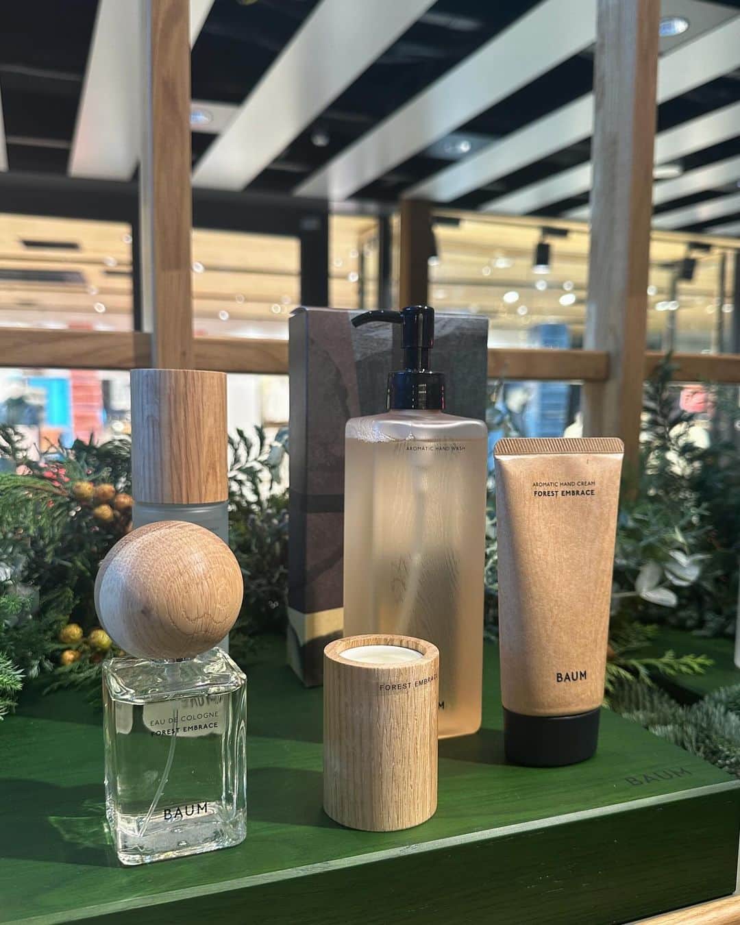 mizukiのインスタグラム：「明日から始まるBAUMのPOPUP STORE🌳 一足早く遊びに行ってきました。 テーマはクリスマスマーケットなんだって🎅 オーナメント作りも参加して作ってみたよ☺️ このオーナメントはカリモクの端材。知ってる方も多いと思うけどBAUMの製品もカリモク家具を製造する工程で出る小さい木材を再生利用しているんです😊素敵...🌳✨✨  これからのギフトにぴったりそうな アイテムがたくさん並んでました。 明日から3日間with HARAJUKU B1階にて 開催されます🎀 12/1(金)〜12/3(日) 📍with HARAJUKU 8.000以上購入された方には PÂTISSERIE ASAKO IWAYANAGI✖️BAUMの特製スイーツプレゼントもあるそうです☺️ 素敵なので是非遊びに行かれてみてください🫶🏻 ㅤㅤㅤㅤㅤㅤㅤㅤㅤㅤㅤㅤㅤ　@baum_global   #BAUMHOLIDAY2023#森林浴美容#baum_beauty#PR」