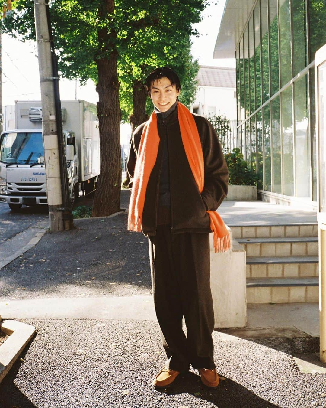 PARCOさんのインスタグラム写真 - (PARCOInstagram)「⁡ ⁡ PARCO FASHION SHOOT VOL.86｜URBAN RESEARCH パルコで見つける”いま着たい”コンテンポラリーなスタイル   〔Mens〕 ジャケット ¥19,800、グリーンニット ¥17,600、下に着ているパープルニット ¥12,100、パンツ ¥14,300、ローファー ¥20,900、マフラー ¥12,650／以上すべてURBAN RESEARCH、その他スタイリスト私物   〔Womens〕 コート ¥44,000、キルティングダウンジャケット ¥26,400、中に着ているストライプボウタイシャツ ¥13,200、パンツ ¥14,850、腰に巻いているニット ¥13,200／以上すべてURBAN RESEARCH、その他スタイリスト私物   *表示価格はすべて税込です   取り扱い店舗： URBAN RESEARCH（福岡PARCO、広島PARCO、静岡PARCO）   @parco_official   @parco_fukuoka_official  @parco_hiroshima_official  @parco_shizuoka_official   @urban_research   Styling：Hiromi Toki @tokichang   Photographer： Shiroi Ikeno @ikenoshiori  Hair&Make-Up：Katsuyoshi Kojima @kojimak  Model：Hibiki Tomiyama @hibiki.tomiyama , Tsugumi @tsugumi_jp  Edit：Tatsuya Furuse @tatsuyafuruse , Kana Yoshioka @knt213」11月30日 16時37分 - parco_official