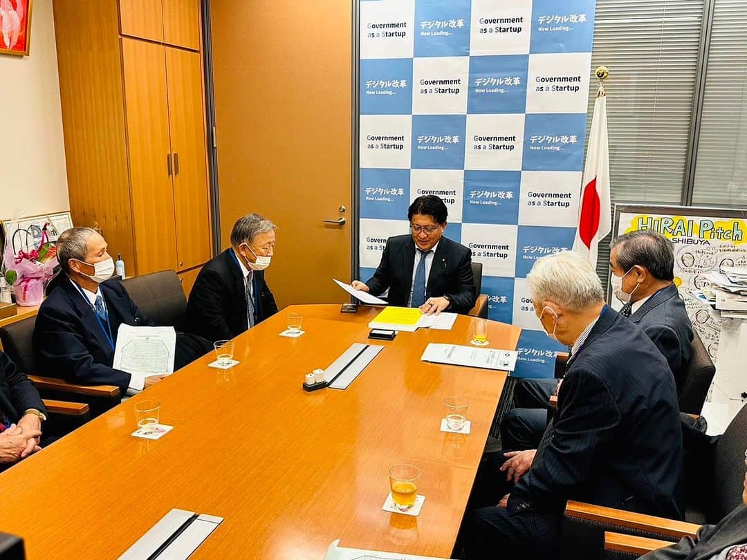平井卓也のインスタグラム：「香川県農業会議の三笠会長ほか幹部の皆さんが来室。地域の農地を活かし、持続可能な農業・農村を創るため、農地利用の最適化に取り組む皆さんの活動に敬意を表します。 #平井卓也 #農業会議」