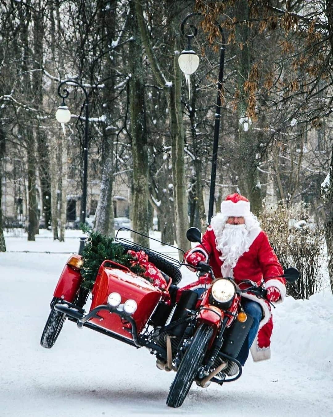 Ural Motorcyclesのインスタグラム：「12月23-24日！ 全国のウラルディーラー店でウラルサイドカーのクリスマスライディングデーを開催します！ ウラルオーナーの人は、ウラルサイドカーの眺めを体験させてあげましょう！  イベントの内容:  - ウラルサイドカー試乗（サイドカー側のみ）  - コーヒー＆ドーナツ  - ウラルグッズSALE  - ウラルサイドカーのユーザーとの交流  - ウラルディーラーのウラルサイドカーの運転講座  - 楽しい時間  - 店舗によりサンタクロースのウラルライドもあります！  詳細、申し込みはプロフィール欄のリンクを！」