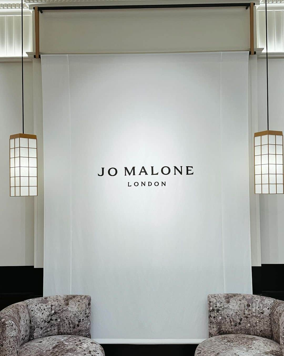 黒田莉来のインスタグラム：「JO MALONE LONDON  new store 🖤  代官山に新しくできた"代官山フォレストゲート"にて OPEN前イベントに。  和がコンセプトになっていて 和紙などが使われているこだわられた空間が とっても素敵でした✨  明日12月1日Openです♡♡  クリスマスのギフト選びなどで ぜひ遊びに行ってみてください🕯️♡   #jomalonelondon #ジョーマローンロンドン #ジョーマローンロンドン代官山 #フォレストゲート代官山 #ForestgateDaikanyama #uniquelyyours #pr」