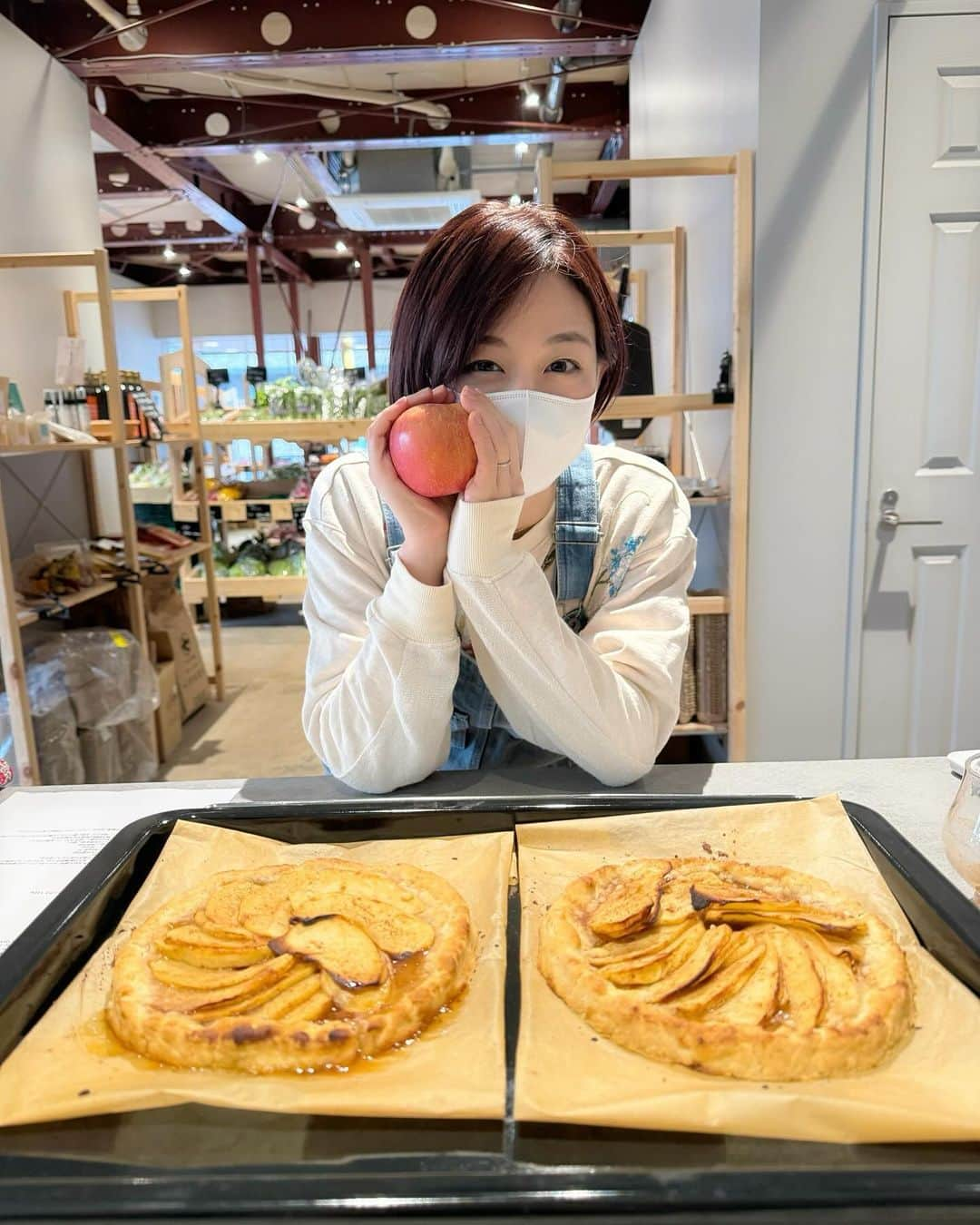 新井恵理那さんのインスタグラム写真 - (新井恵理那Instagram)「からだに優しいお菓子を作れるようになりたくて、教室に行ってみました( ^ω^ ) アップルパイを一から作るなんてはじめてでドキドキ。 粉と液体をわけて混ぜる、などコツを踏まえていくと、わたしでも美味しく作ることができました!( ・∇・)  あと驚いたのが あまったシロップをサイダーと合わせるとおしゃれなドリンクまでできちゃう!てこと♪ 材料を余すことなく使えるし、 魔法みたいで楽しかったです♪  #アップルパイ #お菓子作り #新井恵理那  #centforce」11月30日 16時43分 - elina_arai