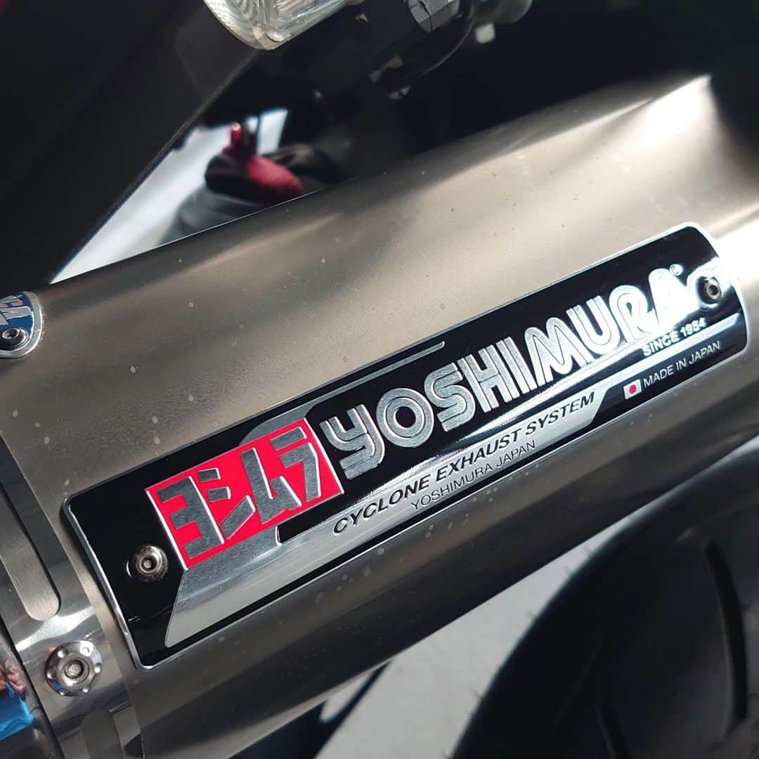 レイザーラモンRGのインスタグラム：「発売から20年経ってるヨシムラSUZUKI M250Sのマフラーがパタパタうるさかったのでマフラーだけをヨシムラに修理に出したら「新車買ったんかな？」ってくらい音も良くなり低速のパワーも出てるしプレートもピカピカになってるし最高！買い換えるより全ッッ然安いしヨシムラのアフターサービスすごい！  #ヨシムラ #yoshimura #M250S #yoshimurasuzuki」