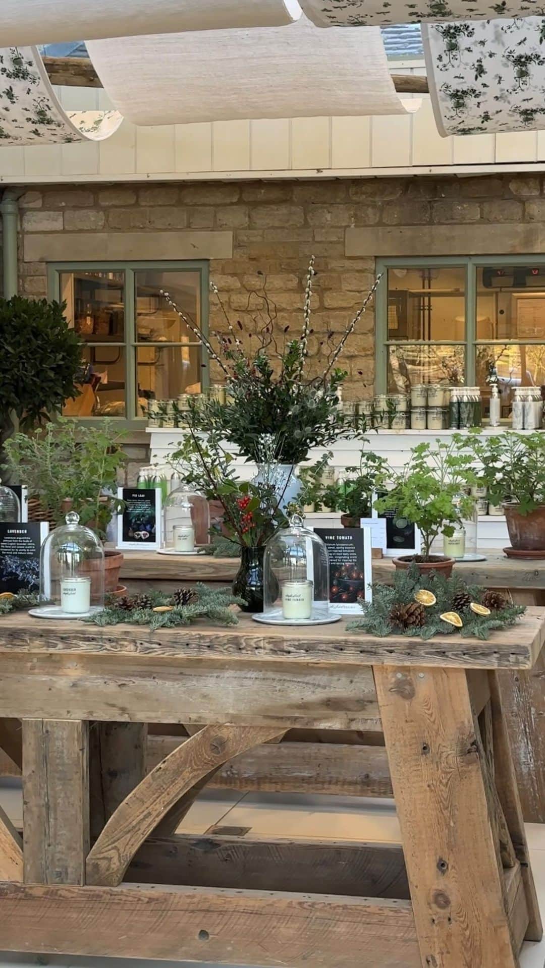 バンフォードのインスタグラム：「We spent a morning with Naomi, Head of Fragrance for Daylesford and Bamford, to explore some of our favourite scents.   Our go-to scents for this time of year include our Daylesford triple wick Kindling Candle with notes of smoke, frankincense, juniper berries & cedarwood or Bamford’s Cinnamon and Clove Limited Edition candle which features a woody, rich blend of spices, citrus peel and clove to evoke the unmistakable scent of Christmastime.  Our Candles and diffusers make wonderful gifts to give or to keep.    Head to both Daylesford and Bamford websites to explore the full fragrance ranges now. 🕯  #DaylesfordOrganic #DaylesfordFarm #BamfordWellness #HomeFragrance #Candles」