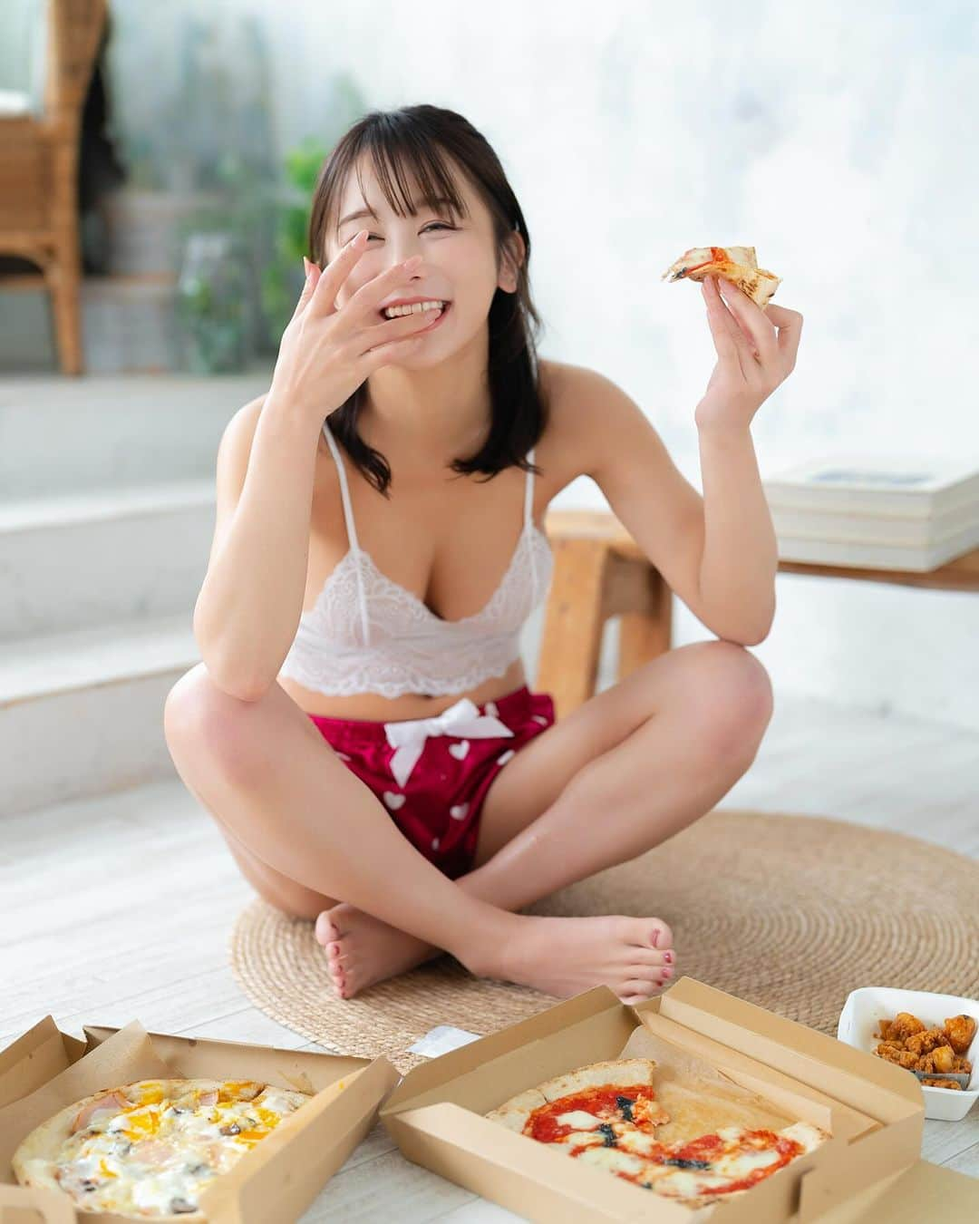 いくみのインスタグラム：「pizza♡ . . . #自撮り #写真 #いくみ #いく民 #日本的 #内衣 #photo #japanese #gravure #グラビア #portrait #japanesegirl#cosplayer #otaku #косплей #cosplaylife #cosplaying #코스프레 #كوسبلاي  #角色扮演 #valentine #ポートレート」