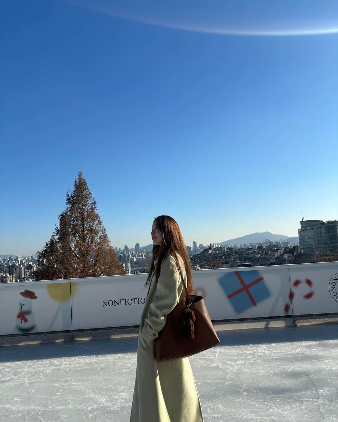 キム・ジンギョンさんのインスタグラム写真 - (キム・ジンギョンInstagram)「🩵논픽션의 홀리데이 동화 속 장면이 펼쳐진 공간. 그랜드 하얏트 서울 아이스링크장에 먼저 다녀갑니다💃🏻 ⛸️ ❄️」11月30日 16時45分 - jinkyung3_3