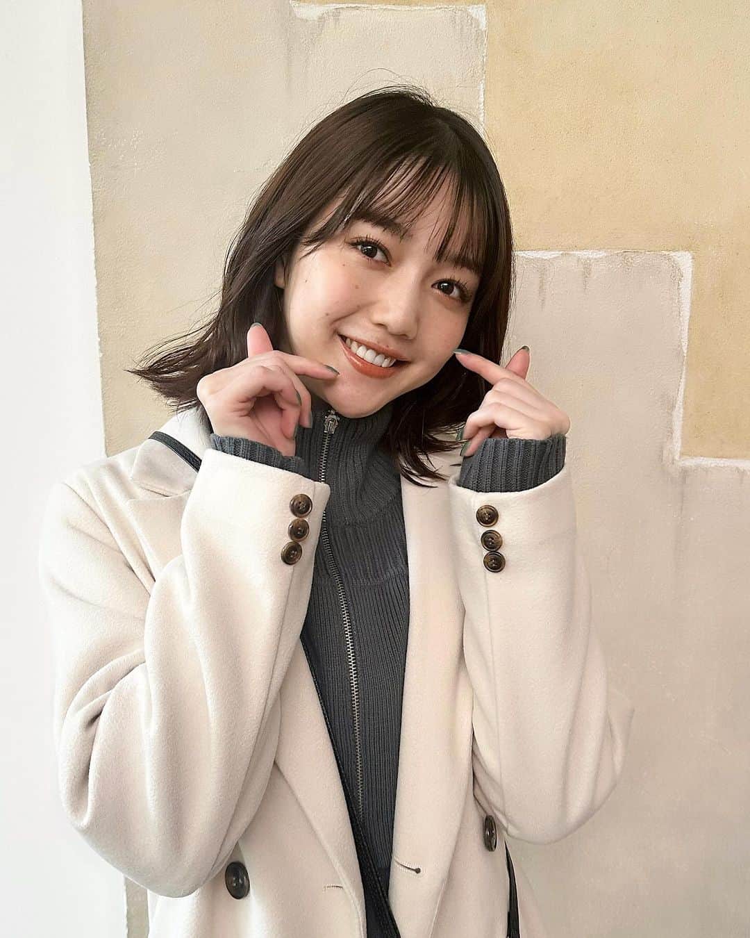 のインスタグラム：「【non-noモデルのハートポーズオフショPart3】  本アカウントで公開中の、non-noモデル15人の私服動画リールはもうチェックしていただけましたか👀💓  サムネで使用した、モデル達のオフショットのテーマは『ハート💞』同じハートでも個性が出てとても楽しかったので原画を全員分大公開😉 菜々花は両手指ハートでした🫰🏻  本誌では撮影の日のコーデに加え、モデル達の冬のお出かけコーデも紹介中❄️ 菜々花は友達とカフェに行くの日のコーデを紹介してくれました☕️ ぜひチェックしてみてくださいね✨  #松川菜々花 #菜々花 #nonno #ノンノ #nonno_magazine」