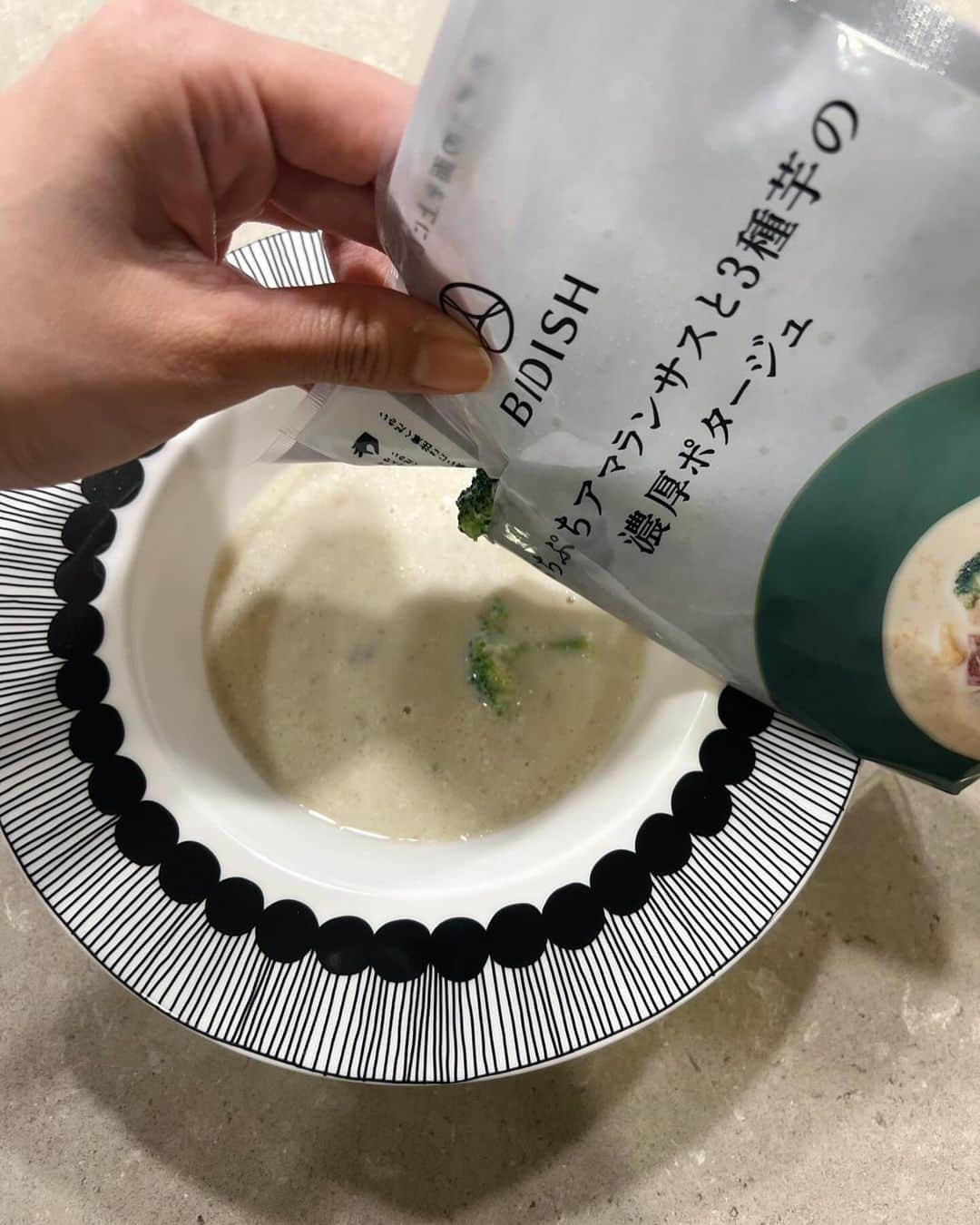 田中里奈さんのインスタグラム写真 - (田中里奈Instagram)「最近なかなか忙しくて、料理を作る時間も心にも余裕が全くなかったんだけど、最高…いや最強の冷凍食品に助けられてます🥺✨  BIDISH（ @pola.bidish ）って知ってる？  BIDISHは、あの化粧品のPOLAが展開する、はじめての食ブランド✨ 作るのが面倒な一人ご飯の時や、もう一品ほしいってなった時。レンジで4分程チンするだけで、見た目も栄養面でも文句なしのメニューがもう一品完成！ しかも、美味しいだけじゃなくて、栄養素は神戸女学院大学と共同研究で設計されてて、美と健康を考えられたPOLAらしいメニューのラインナップが充実。 （メニューは @pola.bidish のアカウントに載ってるよ！）  ちゃんとしっかり具材も入ってて、食べてると身体も心も満たされて、幸せな気持ちに…✨ 色々食べたけど、私はスープ系が好きだな〜♡  パンに合う系だと ✔︎オーツ麦とたっぷり野菜のクラムチャウダー（オーツ麦が意外とお腹にたまる！） ✔︎ ぷちぷちアマランサスと3種芋の濃厚ポタージュ（これ一番好き♡）  しっかりおかず系 ✔︎さっくり食感のカシューナッツと6種具材の中華風炒め（彩りが良くてカシューの歯応えが好き。）  メニュー数も豊富で飽きないし、コンパクトで冷凍庫にも入れやすいし、食べ切りサイズなのもありがたい🙏 ほんとBIDISHが冷凍庫にあると心強い…！ 忙しい人、そうでない人にも是非おすすめしたいです✨  #PR #BIDISH #POLA #ポーラ #ビディッシュ #ご自愛ごはん #冷凍宅配惣菜 #たなかメモ #たなかご飯」11月30日 16時47分 - tanakaofficial