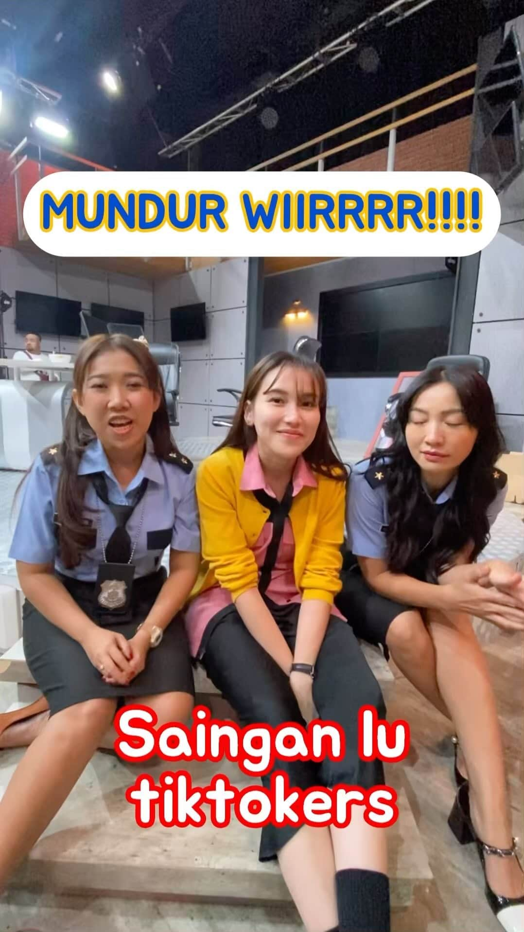 アユ・ティンティンのインスタグラム：「Mundur wir! Canda y wir hahhahaaaa😜🤣✌🏻🤙🏻」