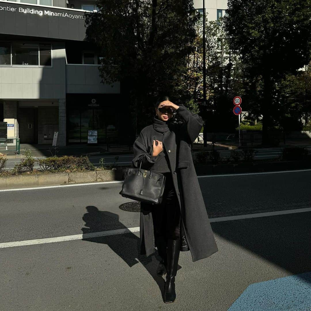 岡田美季さんのインスタグラム写真 - (岡田美季Instagram)「wool long coat🩶 保温性もありしっかり首までカバーしてくれるあったかコート。 袖が2wayで広くダボってとも着られてギュッとボタンの位置を変えてもかわいい。 今期の重量系コートは今日発売のもので全てです！ 長〜く使えるデザイン素材にこだわったおすすめの1着。 ラメニットスカートも私的マストバイト！ Hawaiiで着た写真を載せてます🎞️が、ブーツに合わせたり今の時期セットで着てもすごくかわいい😍 ロンTは11月までで、いちばん着たお洋服。使えすぎて着やすすぎて扱いやすくて全色買いました🫶 #room306contemporary」11月30日 16時54分 - mikiokada0225