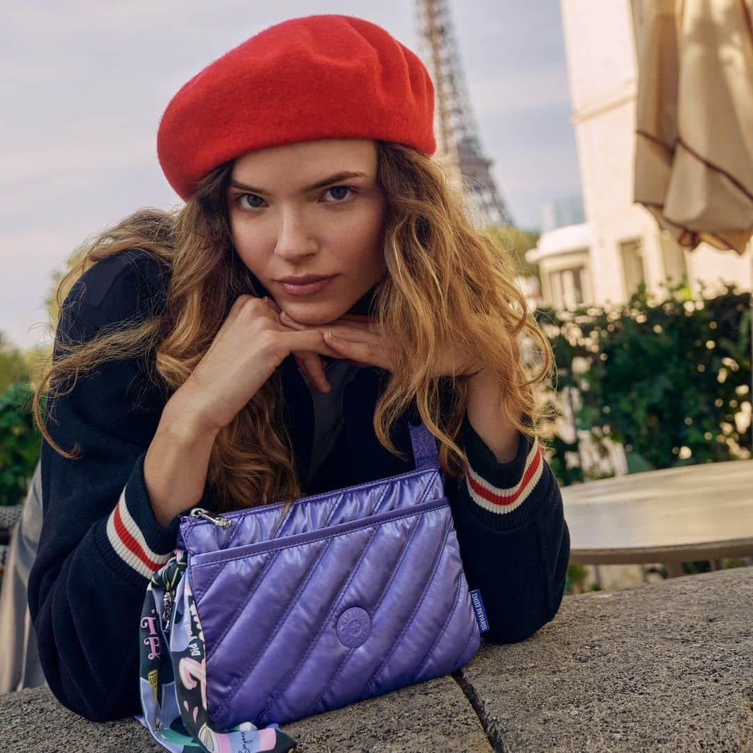 キプリングさんのインスタグラム写真 - (キプリングInstagram)「Parisian streets are our runway, and #KiplingxEmilyInParis bags are our statement pieces 🔥 @emilyinparis #OhLaLa #EmilyInParis #NeverWithoutMyKipling #LiveLight」11月30日 17時00分 - kipling