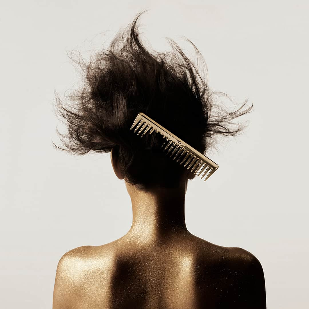 ZARAのインスタグラム：「“GLITTER IN GOLD, MAKE-UP FOR YOUR HAIR”. This new line has been formulated, curated and designed with renowned hair stylist @guidopalau. ⁣ *The gold bobby pin and gold comb #zarahair #zara⁣ ⁣ Thank you @hirschygrace and @victoria.massey ⁣ Creative agency: @baronandbaron⁣ Photographs: @nedrogers⁣ Hair Creative Director: @guidopalau ⁣ Make up: @iamjamalscott⁣ Casting Director: @ashleybrokaw⁣ Stylist: @aleksandrakoj⁣ Manicurist: @nailsby_elizabethc⁣ Production: @prodn_artandcommerce⁣」