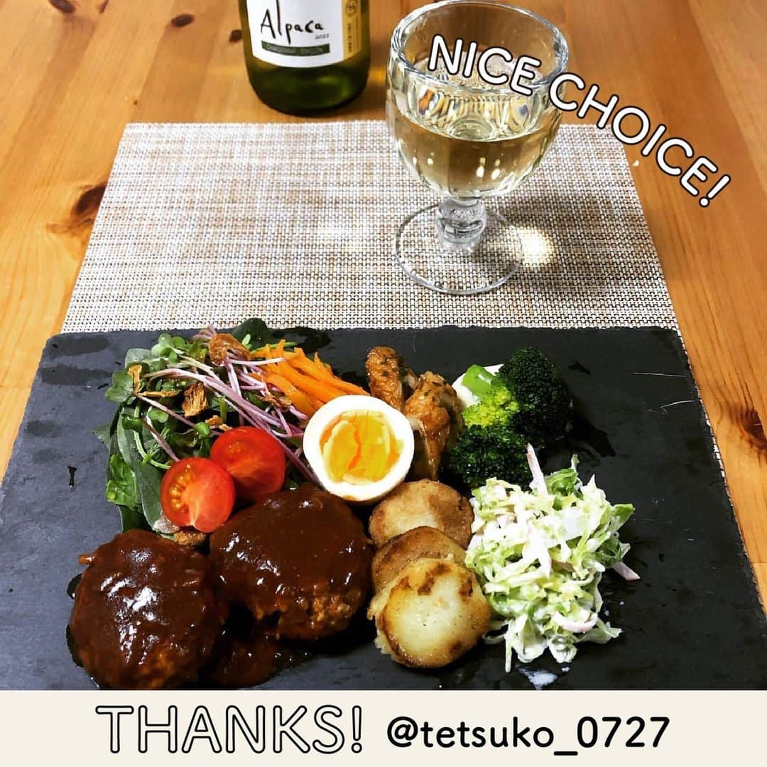 サンタ・ヘレナ『アルパカ』さんのインスタグラム写真 - (サンタ・ヘレナ『アルパカ』Instagram)「旬の食材を使ったお料理や、寒い日に嬉しい温かいお料理などまとめました☃⁠ ⁠ みなさんの投稿を参考にしました✨⁠ いつも投稿してくださって、ありがとうございます🥰⁠ ⁠ 🍷カキフライ🍷⁠ @sou_ryou2 さん⁠ シャルドネ・セミヨンの果実味とコクが、ジューシーで濃厚なカキフライと相性が良いですね💚⁠ ⁠ ⁠ 🍷ポトフ🍷⁠ @cookingnagi さん⁠ 爽やかなソーヴィニヨン・ブランが、ポトフの旨味を引き立てますね💛⁠ ⁠ 🍷煮込みハンバーグ🍷⁠ @tetsuko_0727 さん⁠ シャルドネ・セミヨンのコクと、煮込みハンバーグの旨味が互いに引き立て合いますね💜⁠ ⁠ ┈┈┈┈┈┈┈┈┈┈┈┈┈┈┈┈⁠ ハッシュタグ、⁠ #今日のアルパカ #アルパカワイン⁠ で、みなさんからの投稿を募集中🍷⁠ 公式アカウントでご紹介させていただきます！⁠ おすすめのおつまみや、アルパカと一緒に食べたおうちごはんなど、投稿をお待ちしています！⁠ ┈┈┈┈┈┈┈┈┈┈┈┈┈┈┈┈⁠ ⁠ #alpaca#alpacawine#白ワイン#白ワインに合う#チリワイン#リーズナブルワイン#デイリーワイン#コスパワイン#ワインのある暮らし#ワインに合うおつまみ#ワインに合う料理#おうちワイン#家飲みワイン#ワイン好きな人と繋がりたい#おつまみ#家飲み#宅飲み#晩酌#ワインのお供#ワインのつまみ#おうちで乾杯#おうちごはんlover#winelover#winetime」11月30日 17時00分 - alpaca_jp