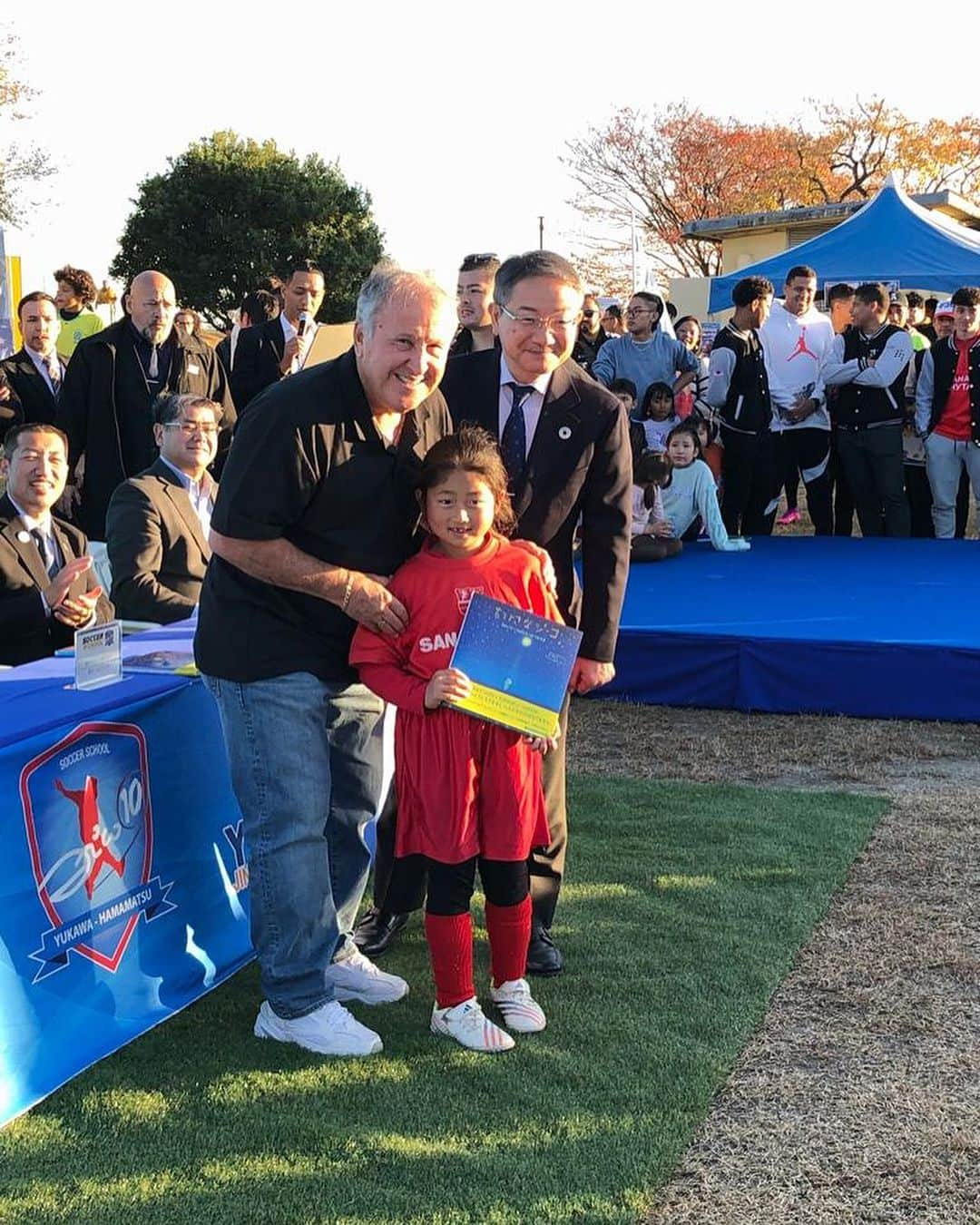 ジーコさんのインスタグラム写真 - (ジーコInstagram)「Na minha ida a Hamamatsu para o lançamento da Escola de Futebol Zico 10, uma bela viagem no Shinkansen(trem bala), onde se destaca uma das belas vistas do Monte Fuji. Homenagens recebidas e feitas a 2 atletas da Seleção Brasileira de Beisebol no Pan-Americanos no Chile. Felipe Natel e Enzo Yusuke foram homenageados pelo Consulado Brasileiro através do Consul Aldemo Garcia. Algumas crianças foram sorteadas e ganharam bolas e livros autografados por mim e na volta acabei encontrando no trem, @takashi_fukunishi, que foi meu jogador na Seleção Japonesa.」11月30日 16時58分 - zico