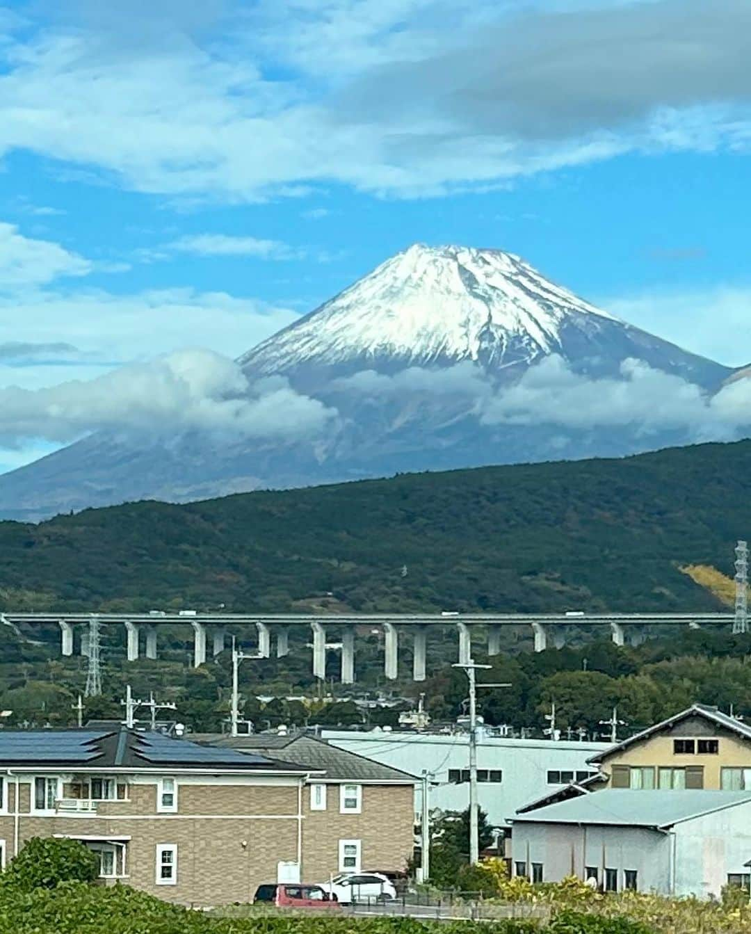 ジーコさんのインスタグラム写真 - (ジーコInstagram)「Na minha ida a Hamamatsu para o lançamento da Escola de Futebol Zico 10, uma bela viagem no Shinkansen(trem bala), onde se destaca uma das belas vistas do Monte Fuji. Homenagens recebidas e feitas a 2 atletas da Seleção Brasileira de Beisebol no Pan-Americanos no Chile. Felipe Natel e Enzo Yusuke foram homenageados pelo Consulado Brasileiro através do Consul Aldemo Garcia. Algumas crianças foram sorteadas e ganharam bolas e livros autografados por mim e na volta acabei encontrando no trem, @takashi_fukunishi, que foi meu jogador na Seleção Japonesa.」11月30日 16時58分 - zico