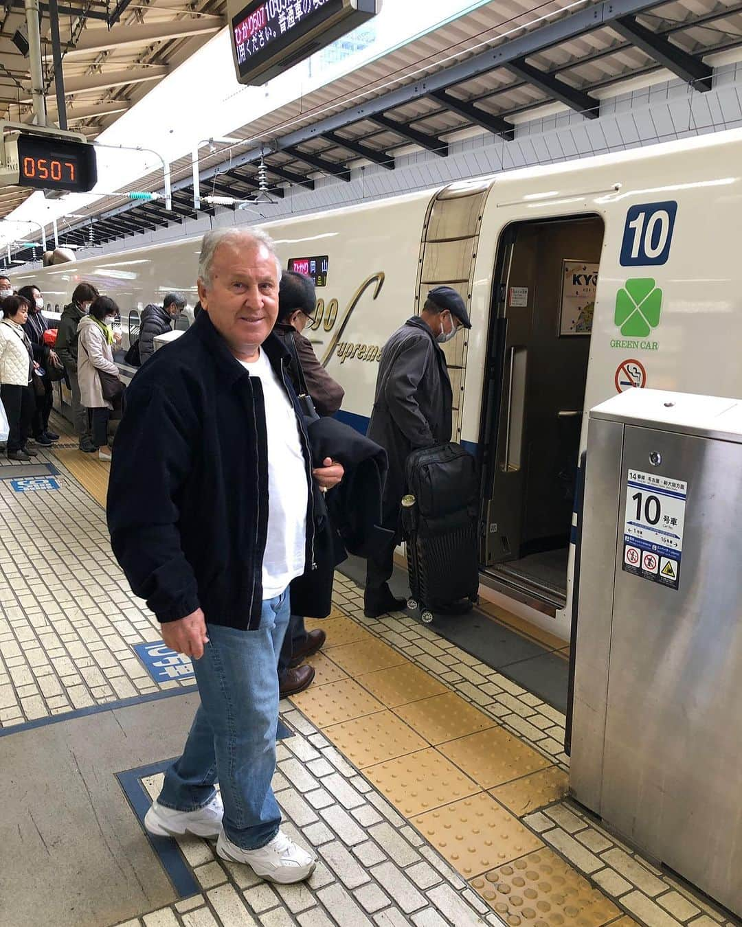 ジーコさんのインスタグラム写真 - (ジーコInstagram)「Na minha ida a Hamamatsu para o lançamento da Escola de Futebol Zico 10, uma bela viagem no Shinkansen(trem bala), onde se destaca uma das belas vistas do Monte Fuji. Homenagens recebidas e feitas a 2 atletas da Seleção Brasileira de Beisebol no Pan-Americanos no Chile. Felipe Natel e Enzo Yusuke foram homenageados pelo Consulado Brasileiro através do Consul Aldemo Garcia. Algumas crianças foram sorteadas e ganharam bolas e livros autografados por mim e na volta acabei encontrando no trem, @takashi_fukunishi, que foi meu jogador na Seleção Japonesa.」11月30日 16時58分 - zico