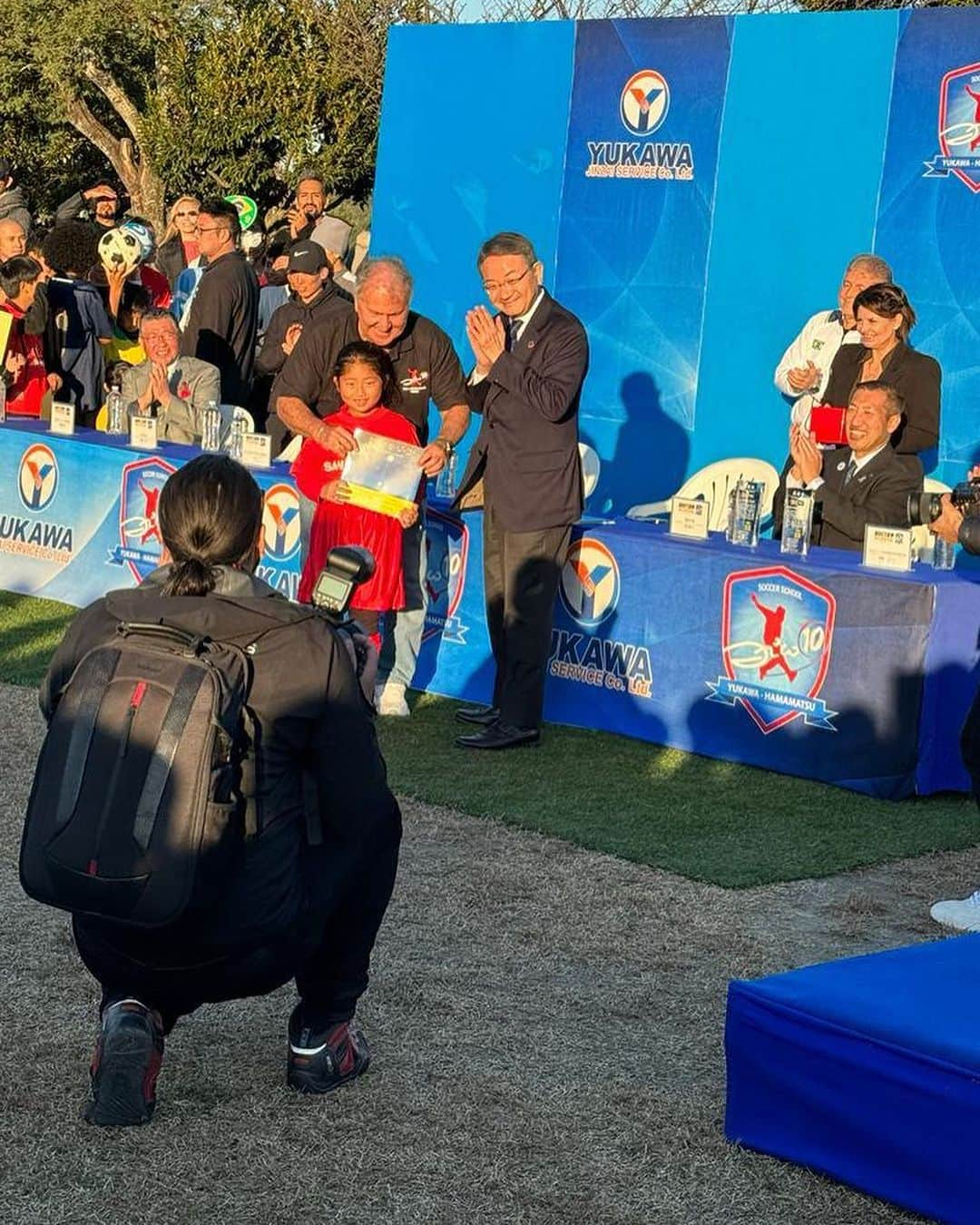 ジーコさんのインスタグラム写真 - (ジーコInstagram)「Na minha ida a Hamamatsu para o lançamento da Escola de Futebol Zico 10, uma bela viagem no Shinkansen(trem bala), onde se destaca uma das belas vistas do Monte Fuji. Homenagens recebidas e feitas a 2 atletas da Seleção Brasileira de Beisebol no Pan-Americanos no Chile. Felipe Natel e Enzo Yusuke foram homenageados pelo Consulado Brasileiro através do Consul Aldemo Garcia. Algumas crianças foram sorteadas e ganharam bolas e livros autografados por mim e na volta acabei encontrando no trem, @takashi_fukunishi, que foi meu jogador na Seleção Japonesa.」11月30日 16時58分 - zico