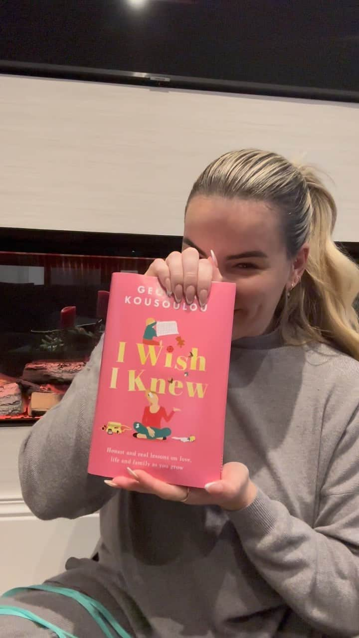 ジョージア・コウソウロウのインスタグラム：「I can’t believe I can finally announce this – IV WRITTEN A BOOK!!! 🥹😬😬😬  I’ve been working on for a while now:  I Wish I Knew: Honest and real lessons on love, life and family as you grow will be publishing on 29th February 2024!! I am so excited to share this with you and I hope you love it as much as I do.  This year especially I’ve found myself thinking ‘I wish I knew…’: I wish I knew the 2am night-feed silence is deafening I wish I knew how to find myself after becoming a mum I wish I knew that one day, I’d have all the courage I’d ever need  When I first became a mum, I lost my identity for a while. It’s almost expected that it’s entirely what you become: Mum with a capital M. I wrote this book for anyone who has ever felt overwhelmed, alone or who needs to hear someone else saying what they are thinking! It also has a journal section at the back because I think it’s always important to put your thoughts down on paper (one of the chapters in the book is literally about how much I love lists…!). I can’t wait for you to share what you wish you had known with me. Thank you for all your support – and link in bio!! Georgia xx」