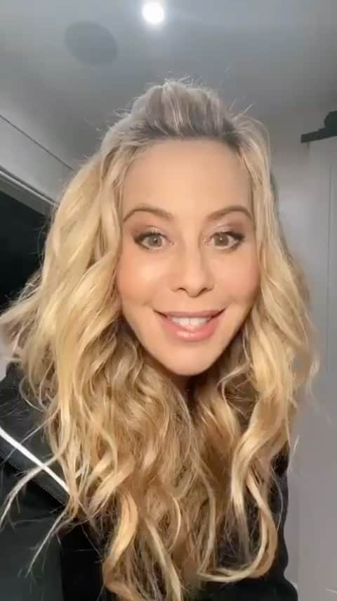 タラ・リピンスキーのインスタグラム：「IMPORTANT!!! I am so excited to start my first The Tara Lipinski Giving Hope Campaign.   I have combined forces with @babyquestgrants and I am hoping that you will donate just a dollar (or more!) starting today through Dec 20th!   I know how incredibly expensive fertility treatments and surrogacy are and my hope is that with this money we could literally change the lives of so many people that are struggling with infertility who are hoping to build a family.   My goal is to reach is to reach 50k! Please donate with the link in my bio! I’ve created a ticker so we can keep track of where we are. No pressure guys lol. I’m a little competitive so I am sure I will constantly checking this.   LINK IN BIO! Please share this post as well!   #fertiltysupport #infertiltityawareness #infertilitywarrior #surrogacy #fertilitytreatment #ttc #ttccommunitysupport #infertilityjourney #ivf #ivfjourney #ivfcommunity #ttccommunity #ttcjourney #ttcsisters #ivfsisters #infertilitystruggles」