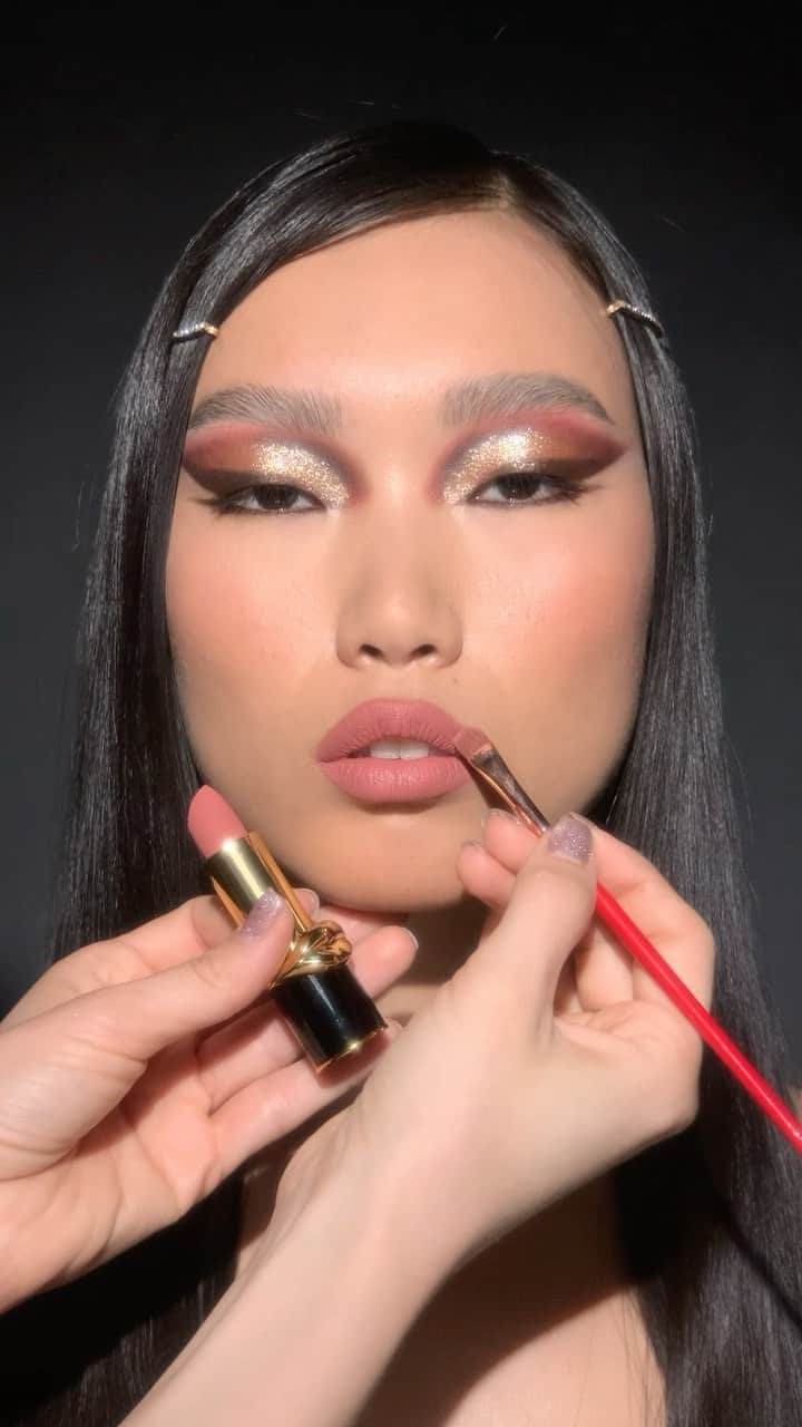 パット・マグラスのインスタグラム：「MAJOR MATTETRANCE MOMENT ⚡️⚡️⚡️ All eyes on the STUNNING @_narajackson in a major look by #MUA @malvina_isfan featuring MatteTrance™ Lipstick ‘CHRISTY’ & #MothershipX #MoonlitSeduction Eye Palette ⚡️⚡️⚡️ Shop NOW on PATMcGRATH.COM  ✨STARRING✨ FACE Skin Fetish: Rose 001™ The Essence Skin Fetish: Sublime Perfection Foundation ‘LIGHT MEDIUM 9’ Skin Fetish: Sublime Perfection Concealer ‘LIGHT 7’ Skin Fetish: Sublime Perfection Blurring Under - Eye Powder ‘LIGHT’ Skin Fetish: Sublime Perfection Setting Powder ‘LIGHT 1’ Skin Fetish: Divine Blush ‘NUDE VENUS- Peachy Pink With Golden Pearl Skin Fetish: Highlighter + Balm Duo ‘NUDE’  EYES Mothership X: Moonlit Seduction ‘ROSEWOOD ROMANTIQUE’ - Rose Sienna Matte ‘XTREME NOCTURNE’ - Brown Taupe Matte ‘ASTRAL GOLD LUST’- Sparkling Golden Champagne DARK STAR Mascara Perma Gel Ultra Glide Eye Pencil ‘BLITZ BROWN’ - Chocolate Brown with Bronze Pearl  LIPS PermaGel Ultra Lip Pencil ‘BUFF’ - Warm Nude MatteTrance™ Lipstick ‘CHRISTY’ - Divine Beige Peach」