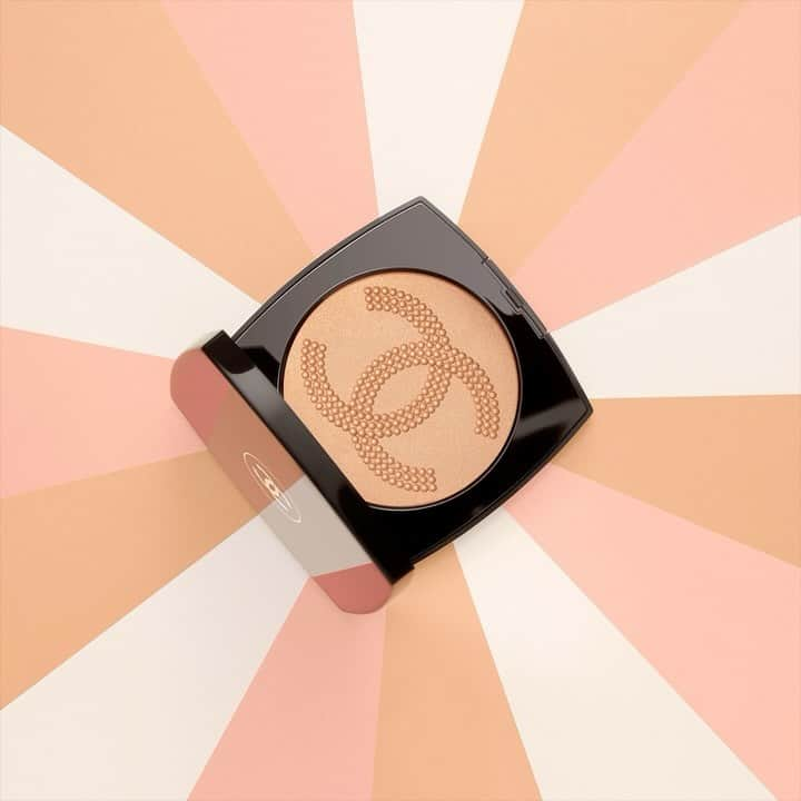 シャネルのインスタグラム：「Your personalized illuminating powder. New. Discover LES SYMBOLES DE CHANEL illuminating powder, a highlighter that brightens the face, giving it a natural, pearlescent glow. Embossed with your favorite CHANEL symbol, it becomes your talisman. Available in 3 shades.  #CHANELMakeup」