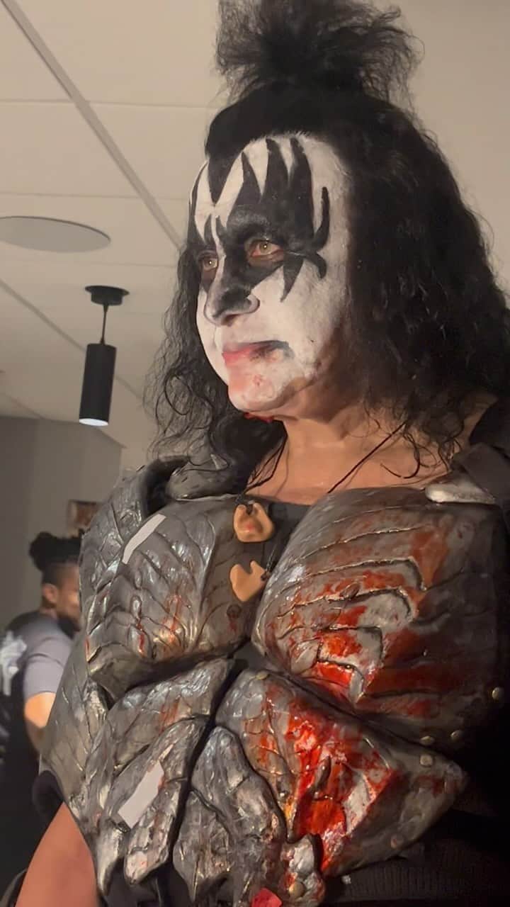 ジーン・シモンズのインスタグラム：「😑」
